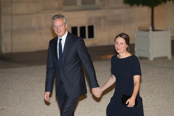 Bruno Le Maire et son épouse Pauline Doussau de Bazignan à l'Elysée le 25 septembre 2017 à Paris, France. | Photo : Getty Images