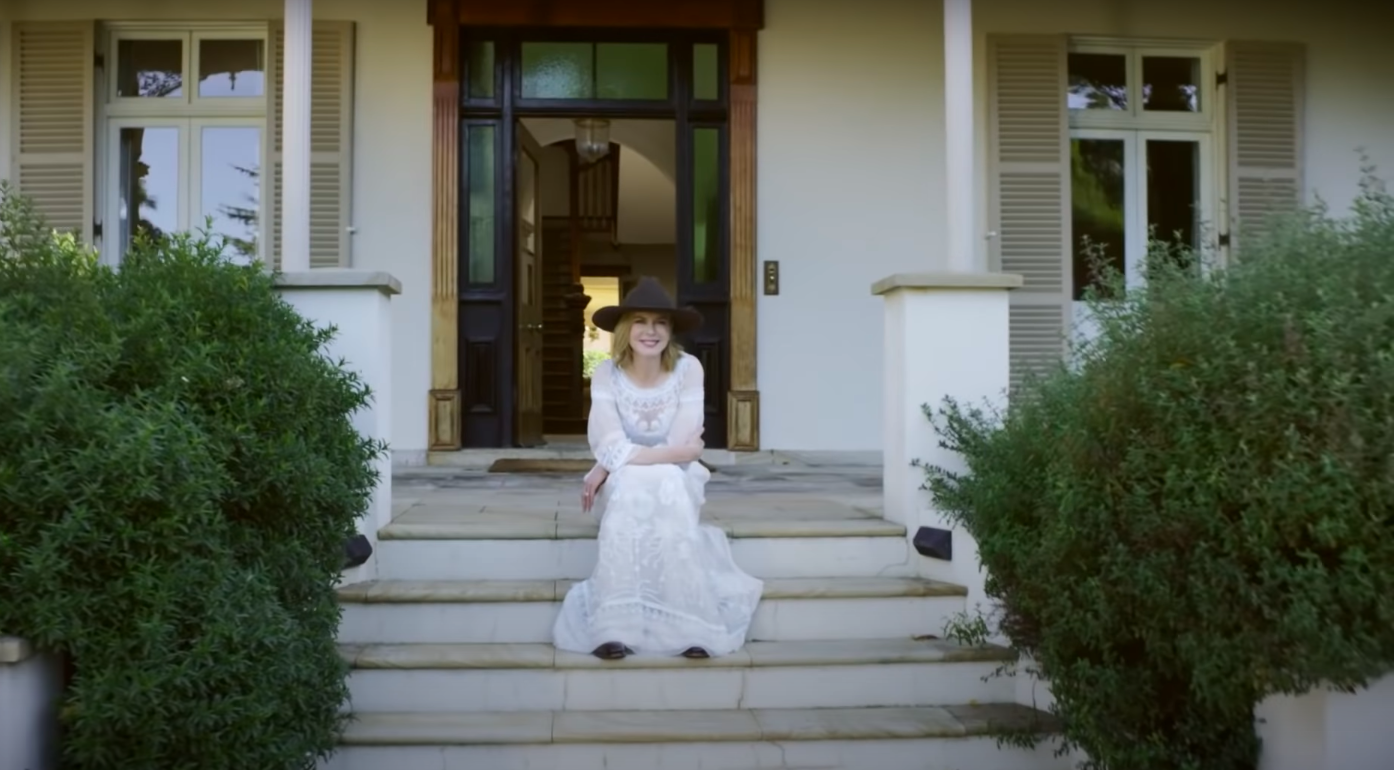 Nicole Kidman assise sur les marches avant de leur ferme en Australie, posté le 20 juillet 2015 | Source : YouTube/Vogue