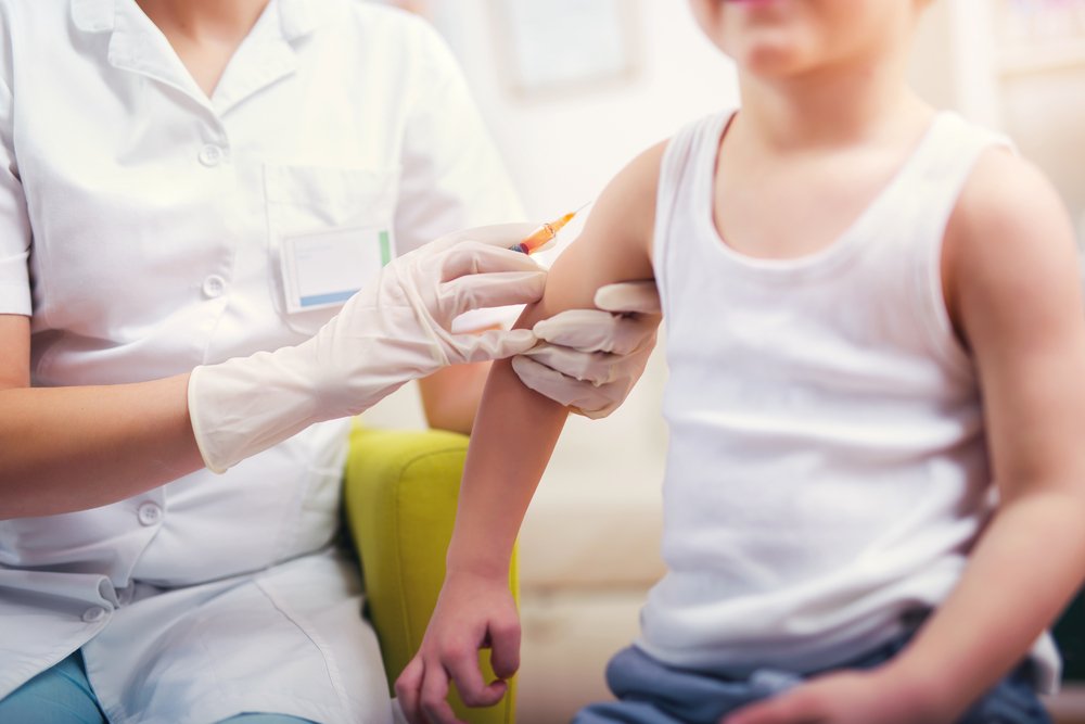 Une pédiatre vaccinant un petit garçon | Photo : Shutterstock