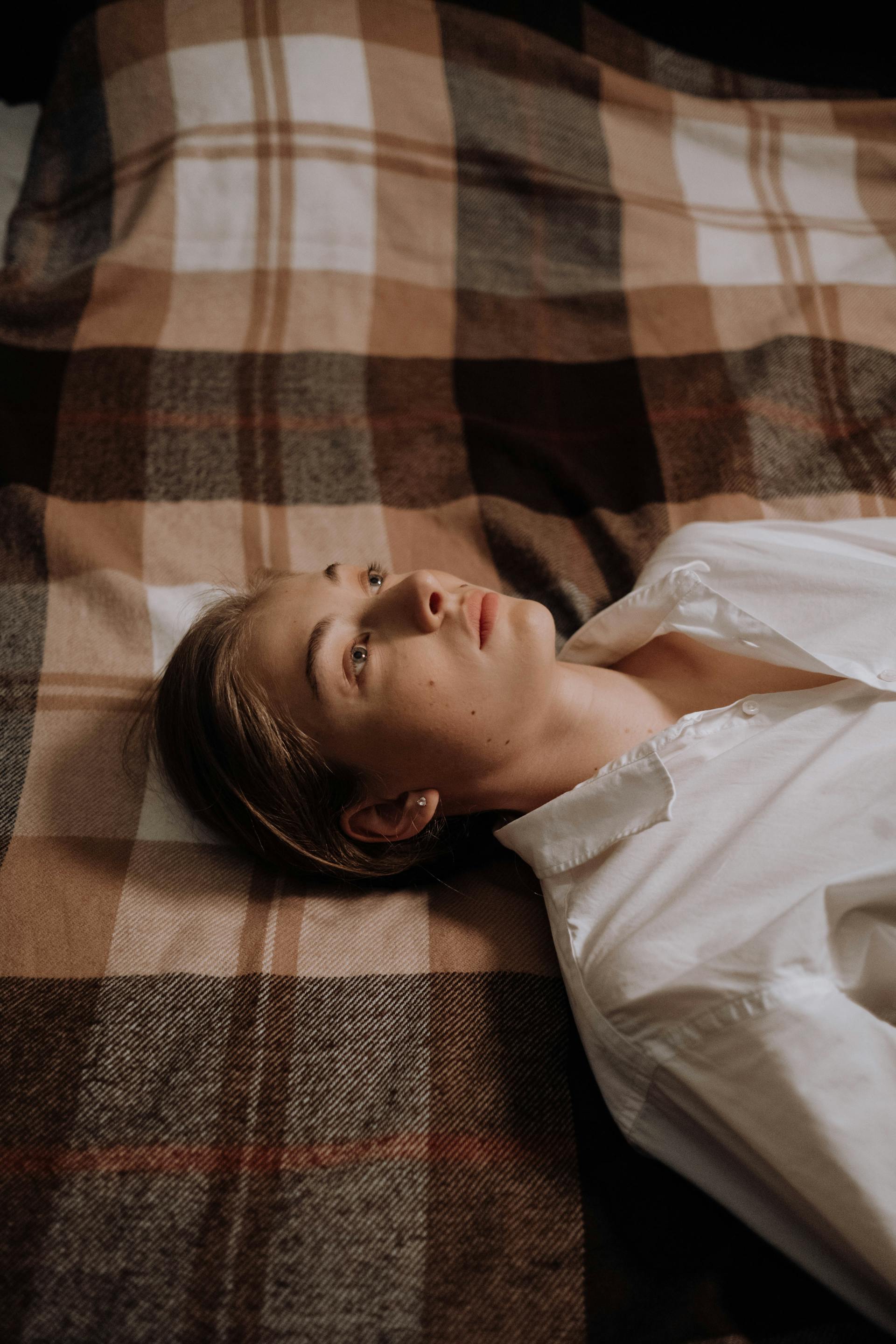 Une femme allongée éveillée dans son lit | Source : Pexels