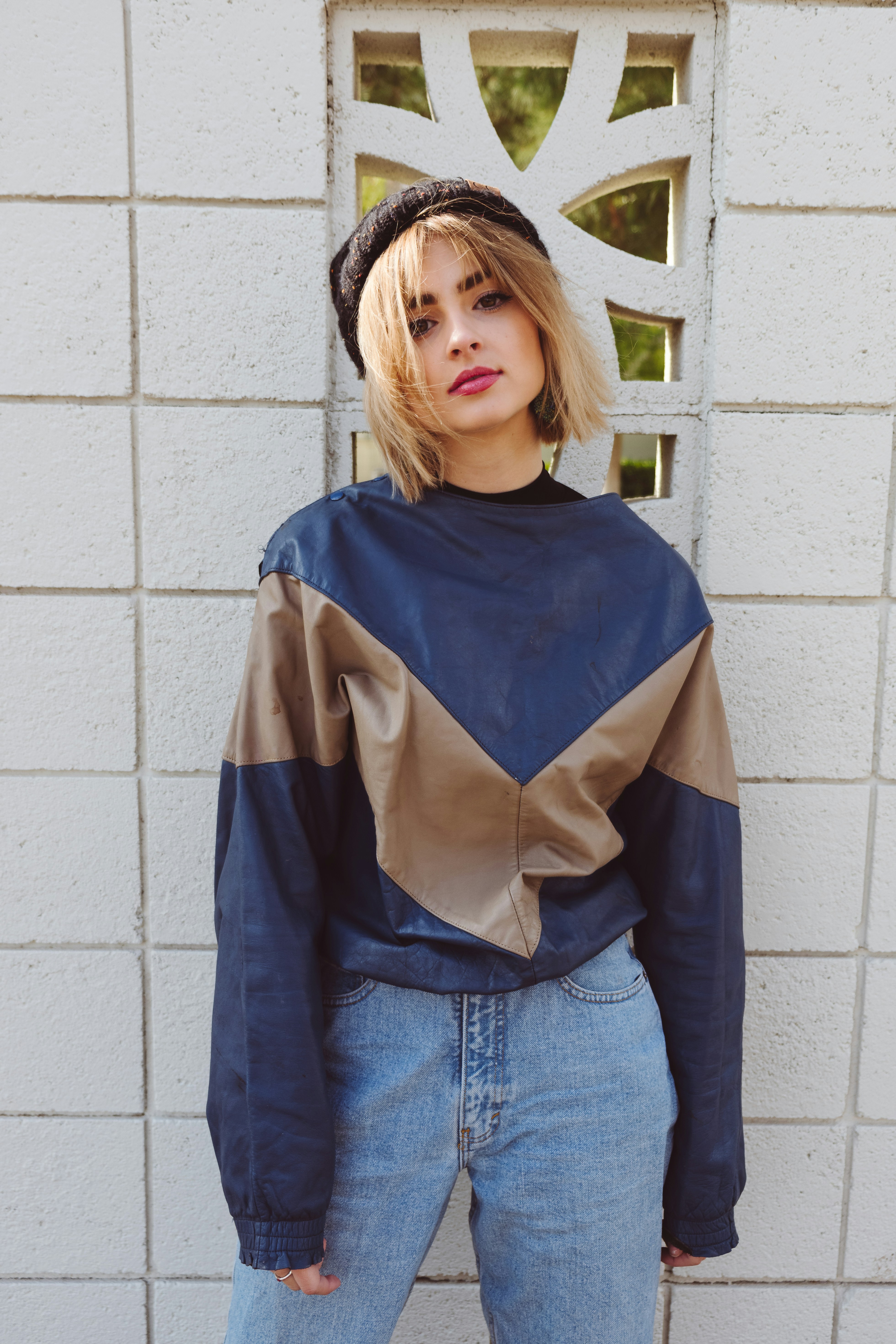 Une jeune femme debout à l'extérieur | Source : Unsplash