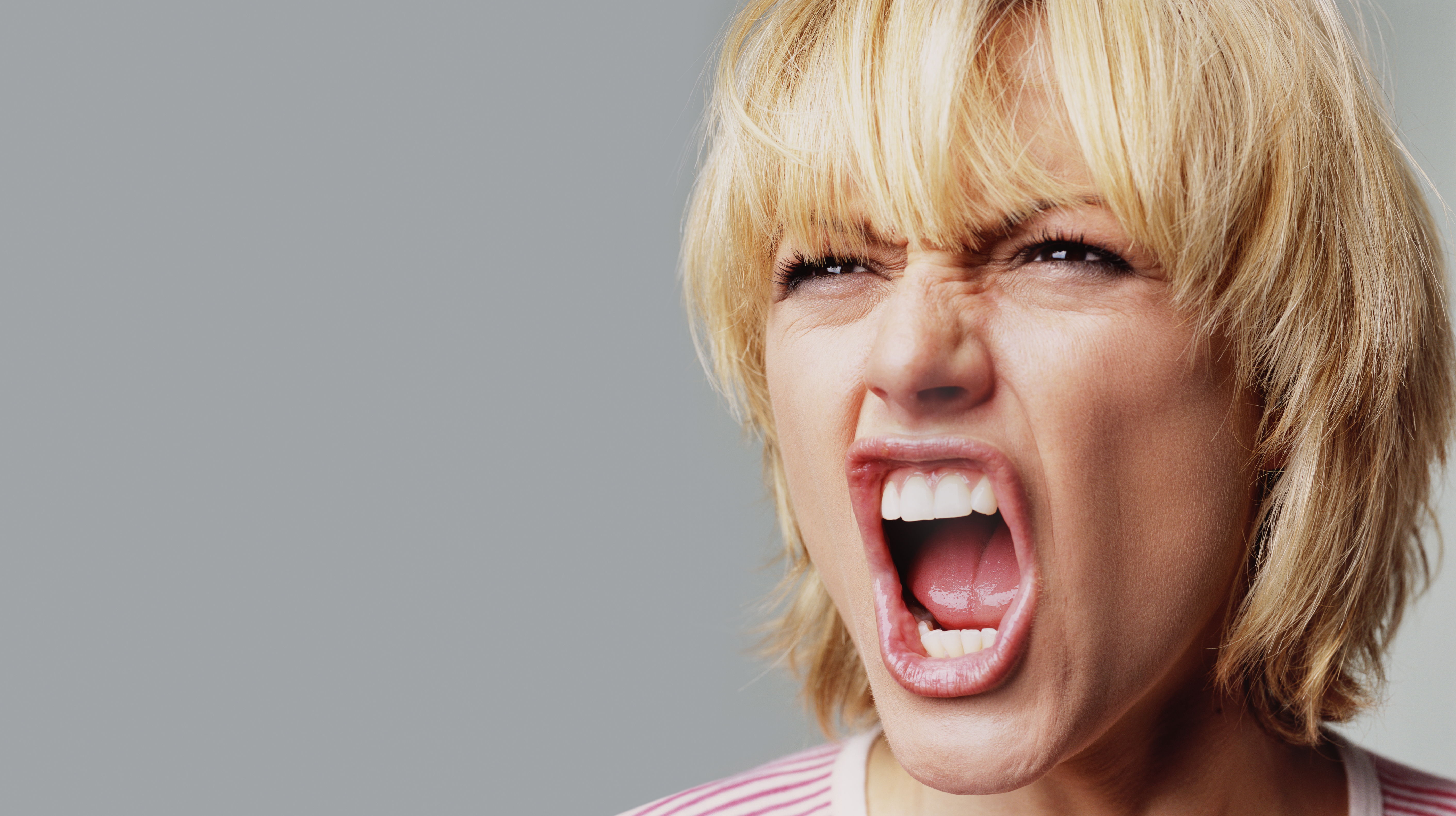 Une femme en colère qui crie de rage | Source : Getty Images