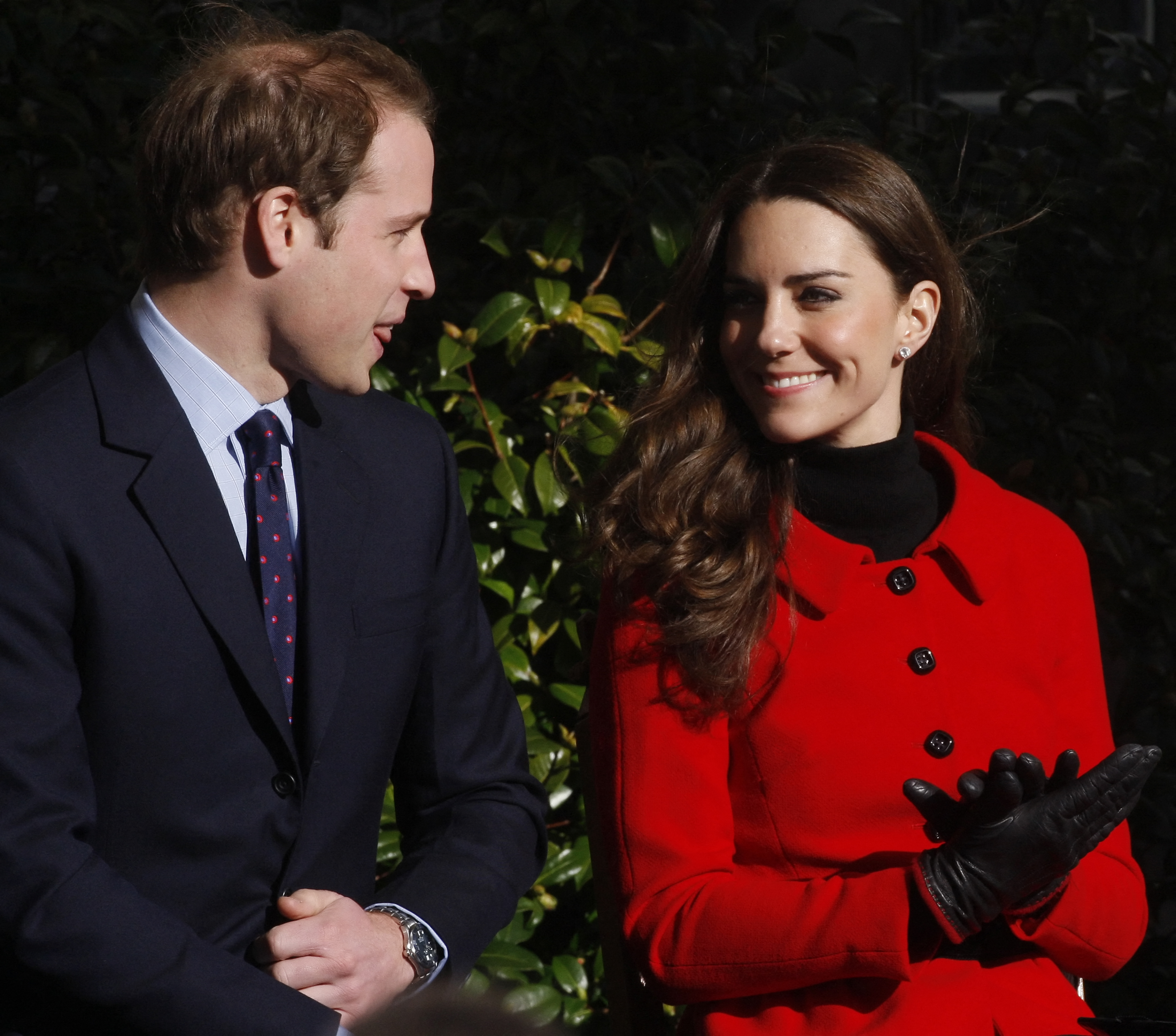 Le prince William et Kate Middleton visitant l'université de St Andrews à St Andrews, en Écosse, le 25 février 2011 | Source : Getty Images