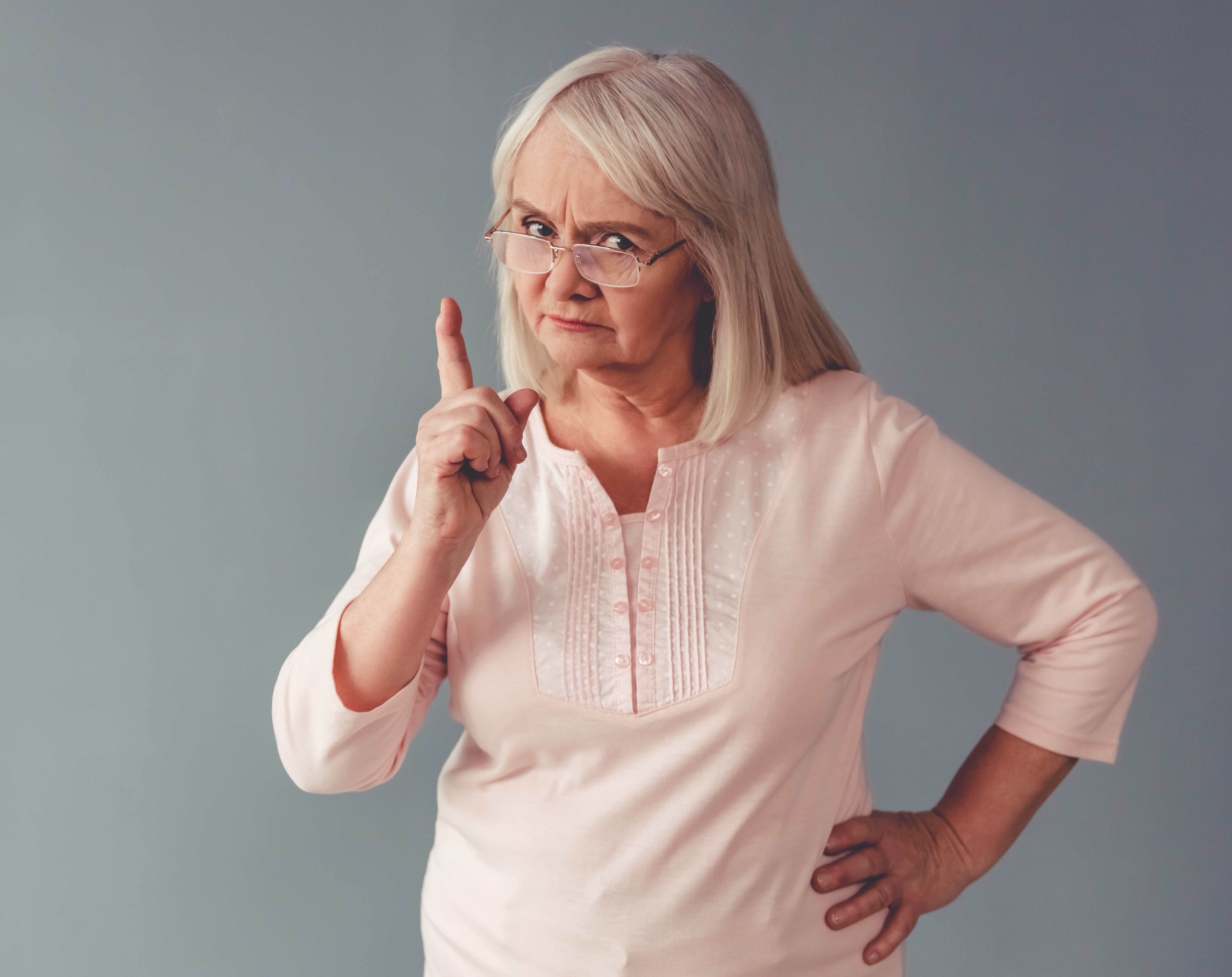 Une femme âgée en colère avertit avec son doigt | Source : Shutterstock
