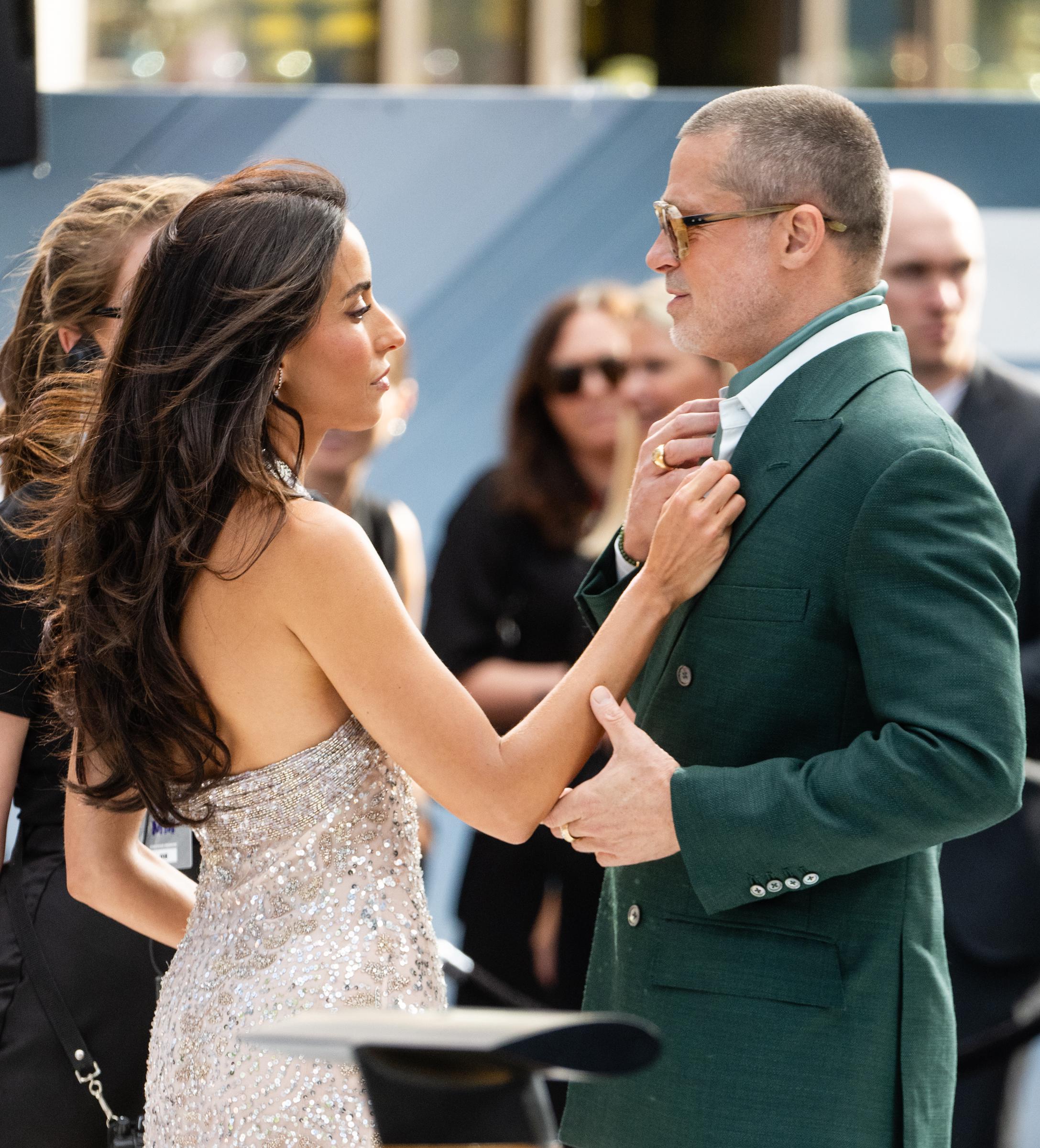 Ines De Ramon et Brad Pitt le 23 juin 2025, à Londres, Angleterre | Source : Getty Images