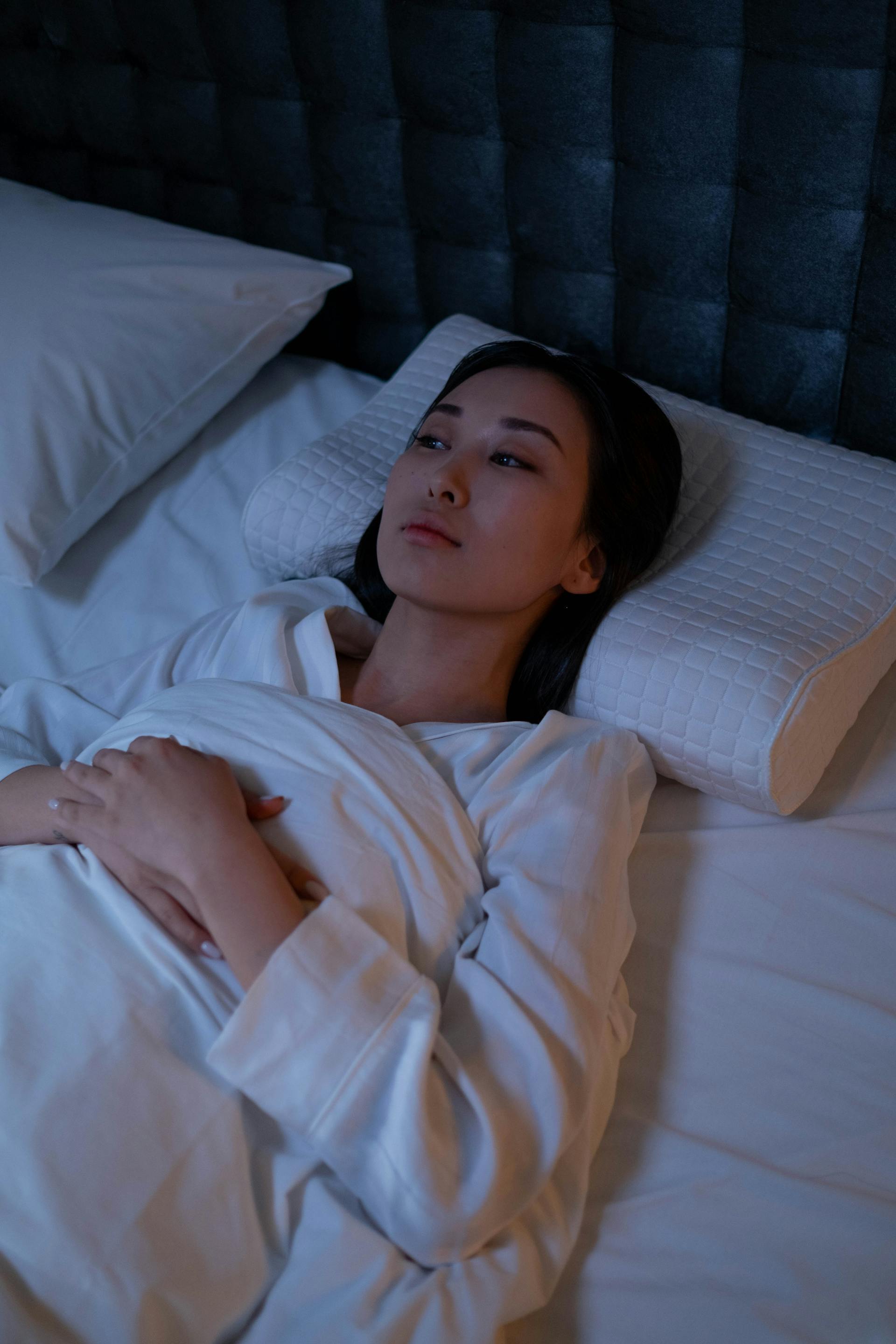 Une femme allongée éveillée dans son lit | Source : Pexels