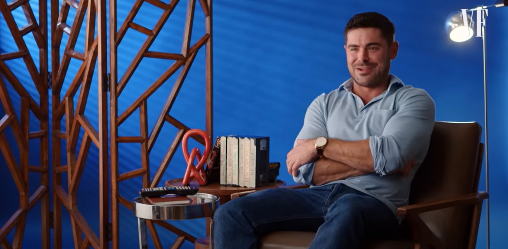 Zac Efron lors d'une interview où il revoit ses vieux films le 2 juillet 2024 | Source : YouTube/Vanity Fair