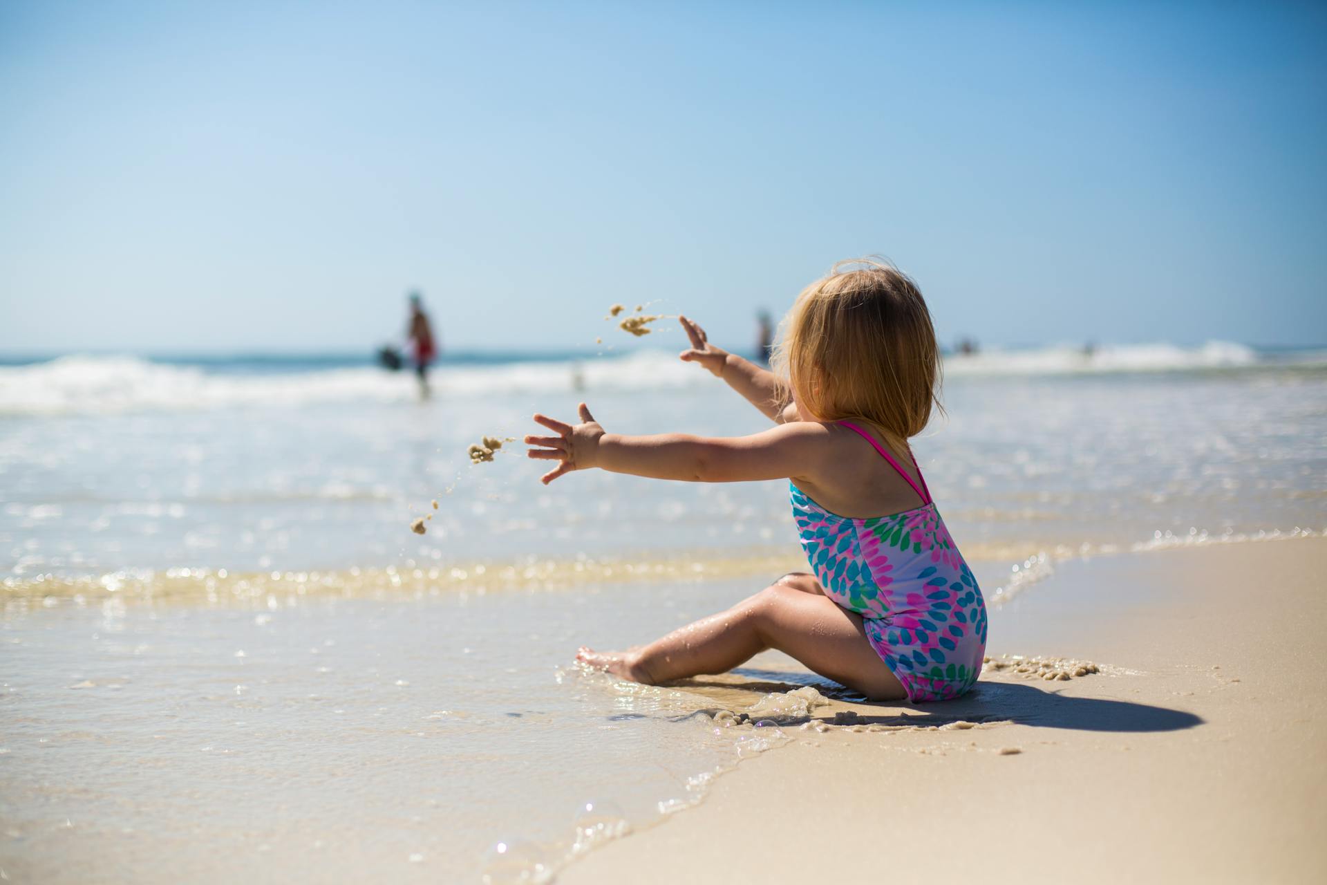 Une fille qui jette du sable sur la plage | Source : Pexels