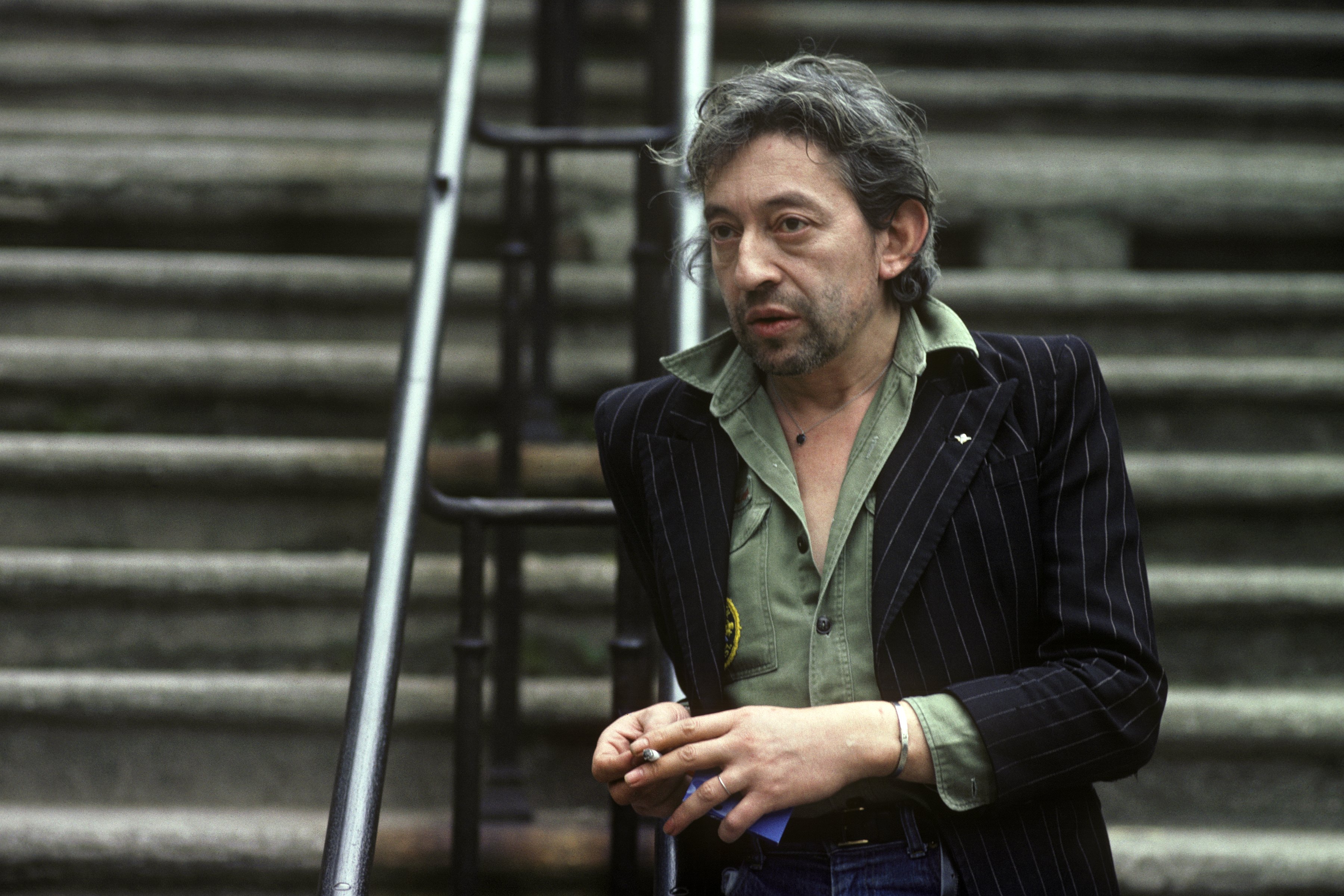 Serge Gainsbourg illustre son élégance. | Photo : Getty Images