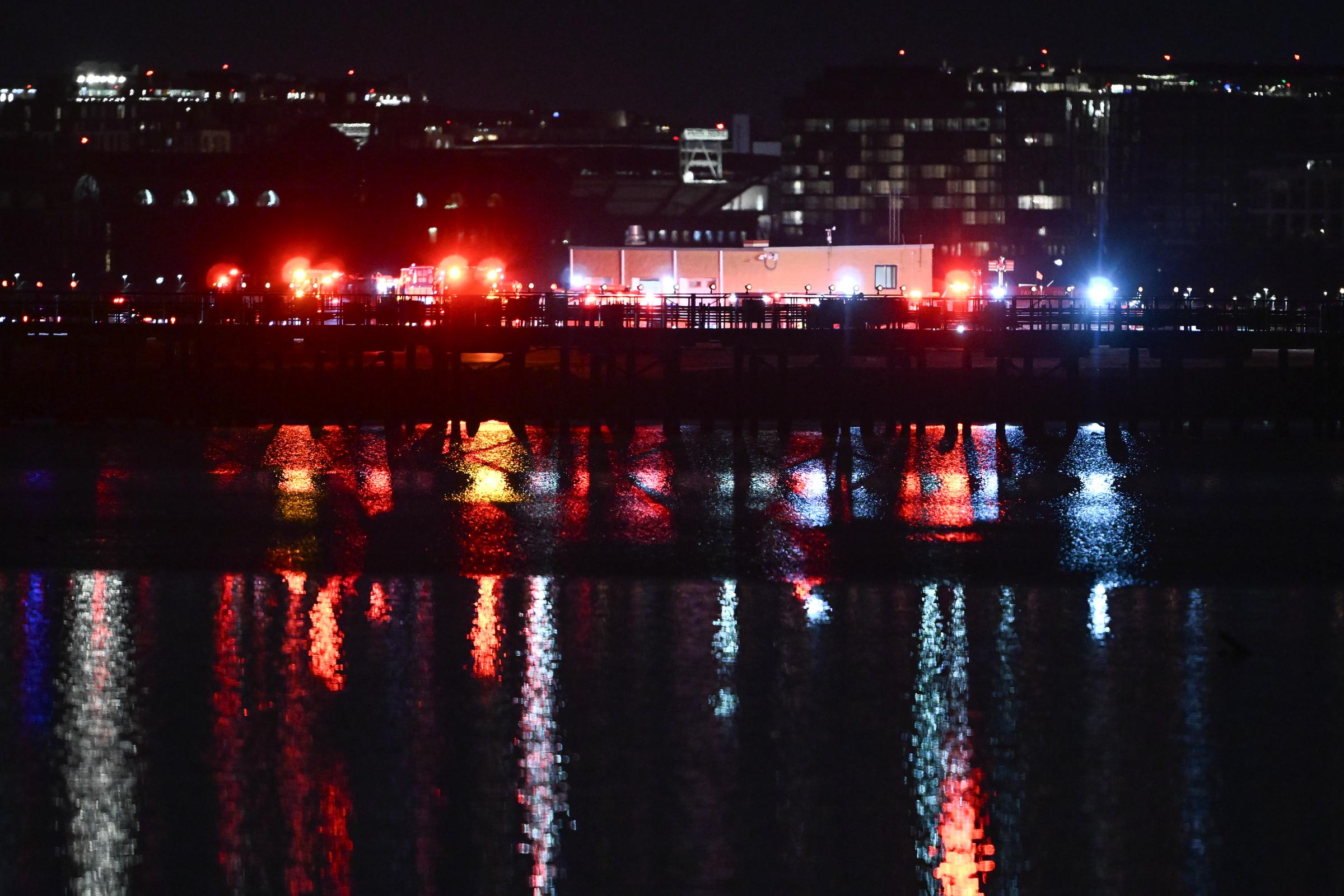 Une vue de la scène après qu'un avion régional soit entré en collision en plein vol avec un hélicoptère militaire et se soit écrasé dans la rivière Potomac à Washington, D.C., le 30 janvier 2025. | Source : Getty Images