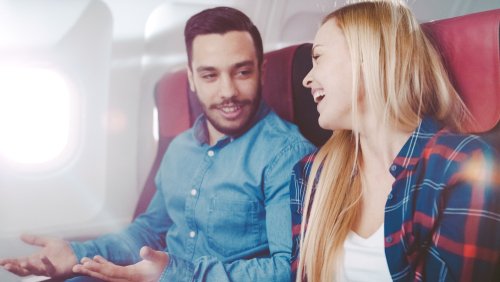 Un homme et une femme parlant dans un avion pendant leur vol Photo : Shutterstock