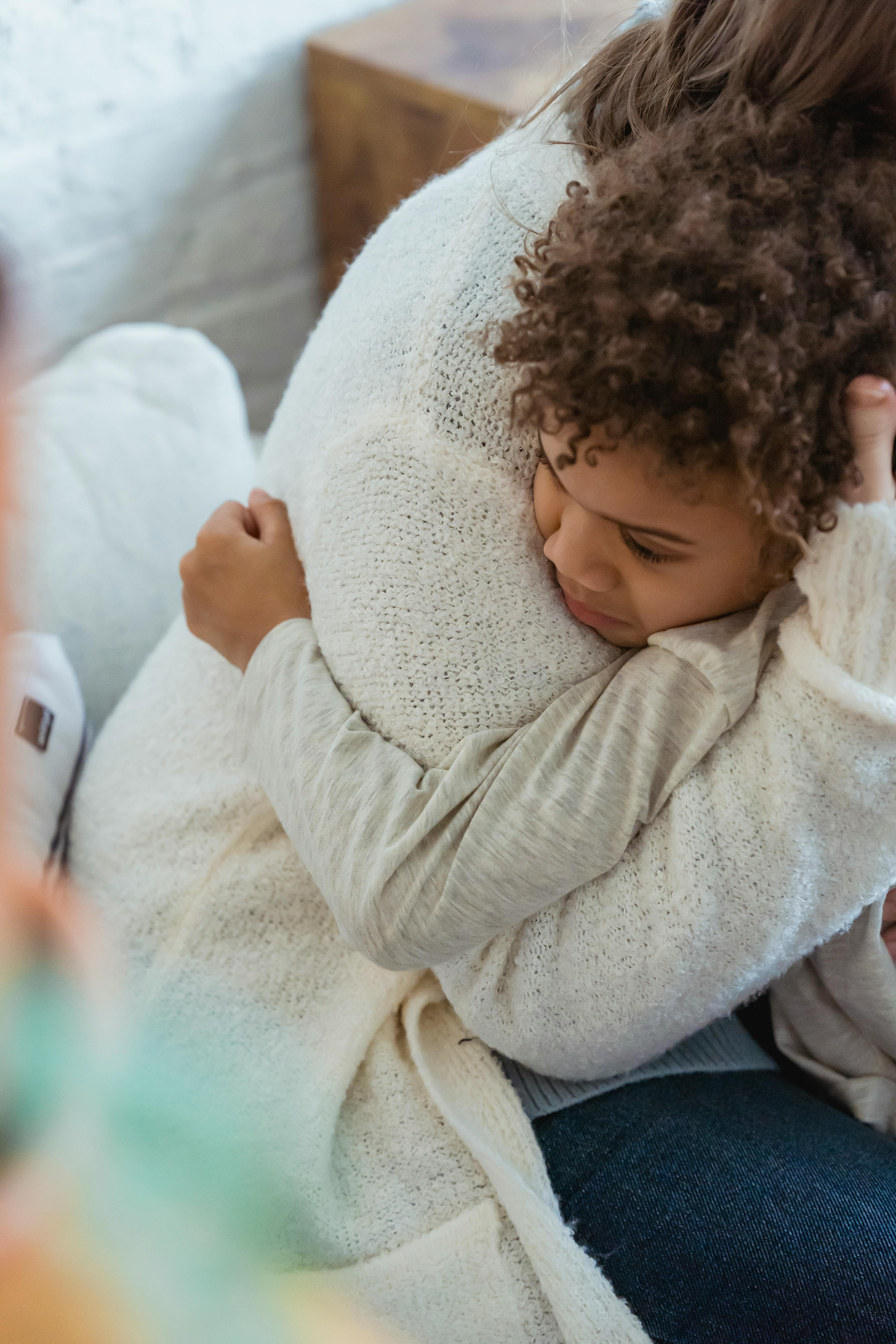 Une femme embrassant un enfant | Source : Pexels