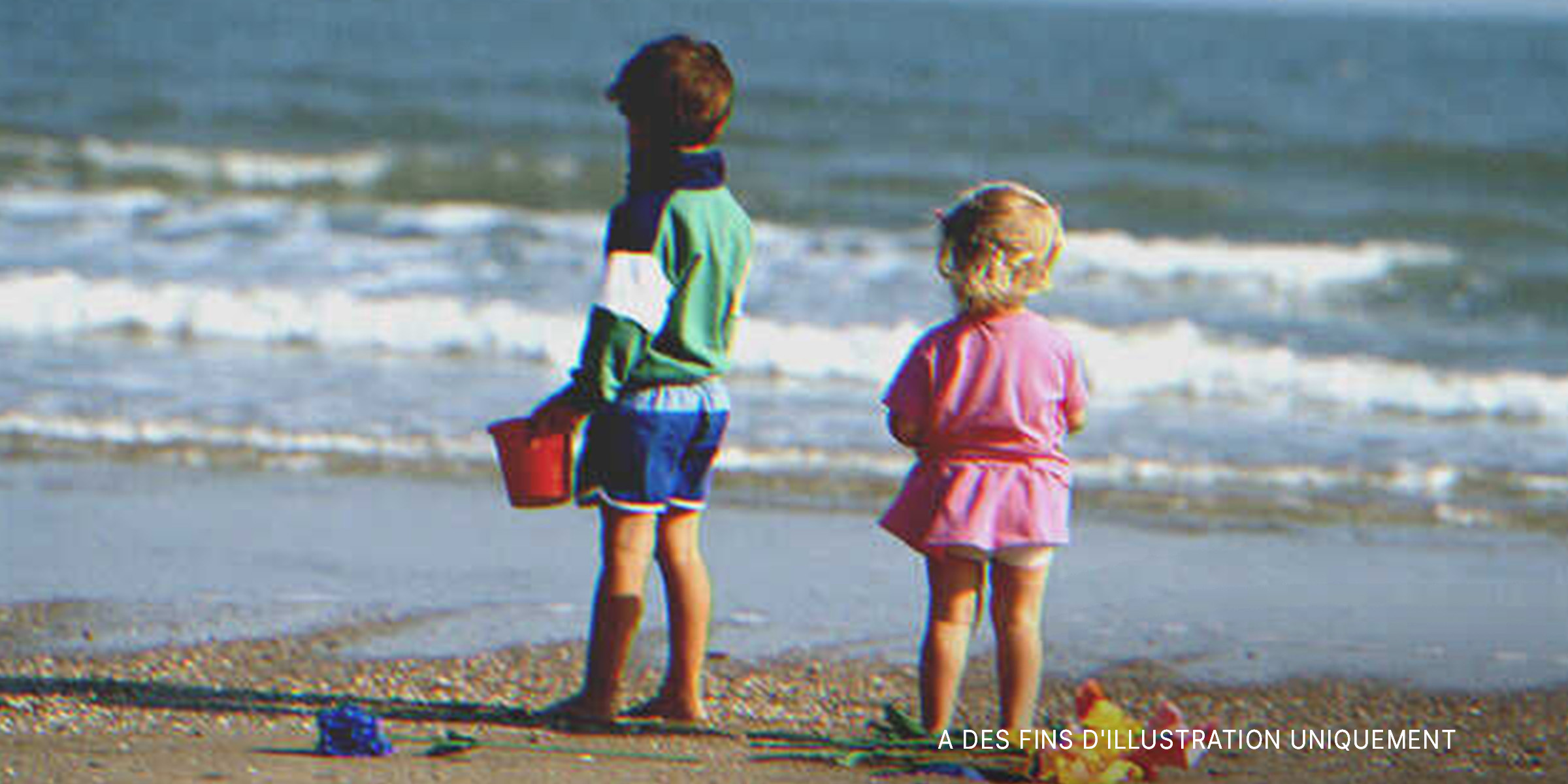 Deux enfants sur la plage | Source : Getty Images