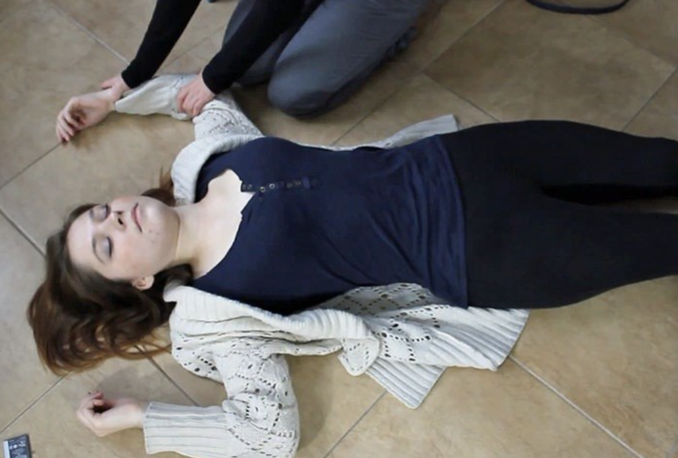 Mujer inconsciente tendida en el suelo | Fuente: Shutterstock