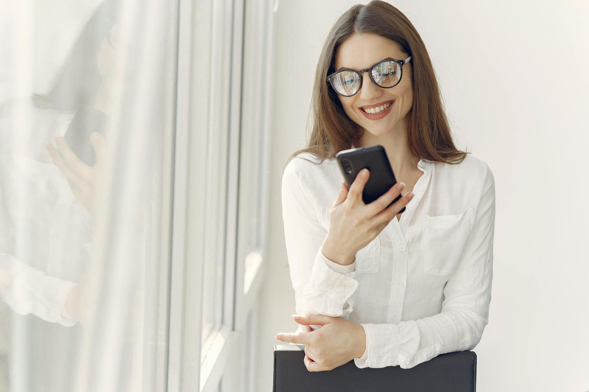 Une femme utilisant son téléphone au travail | Source : Pexels