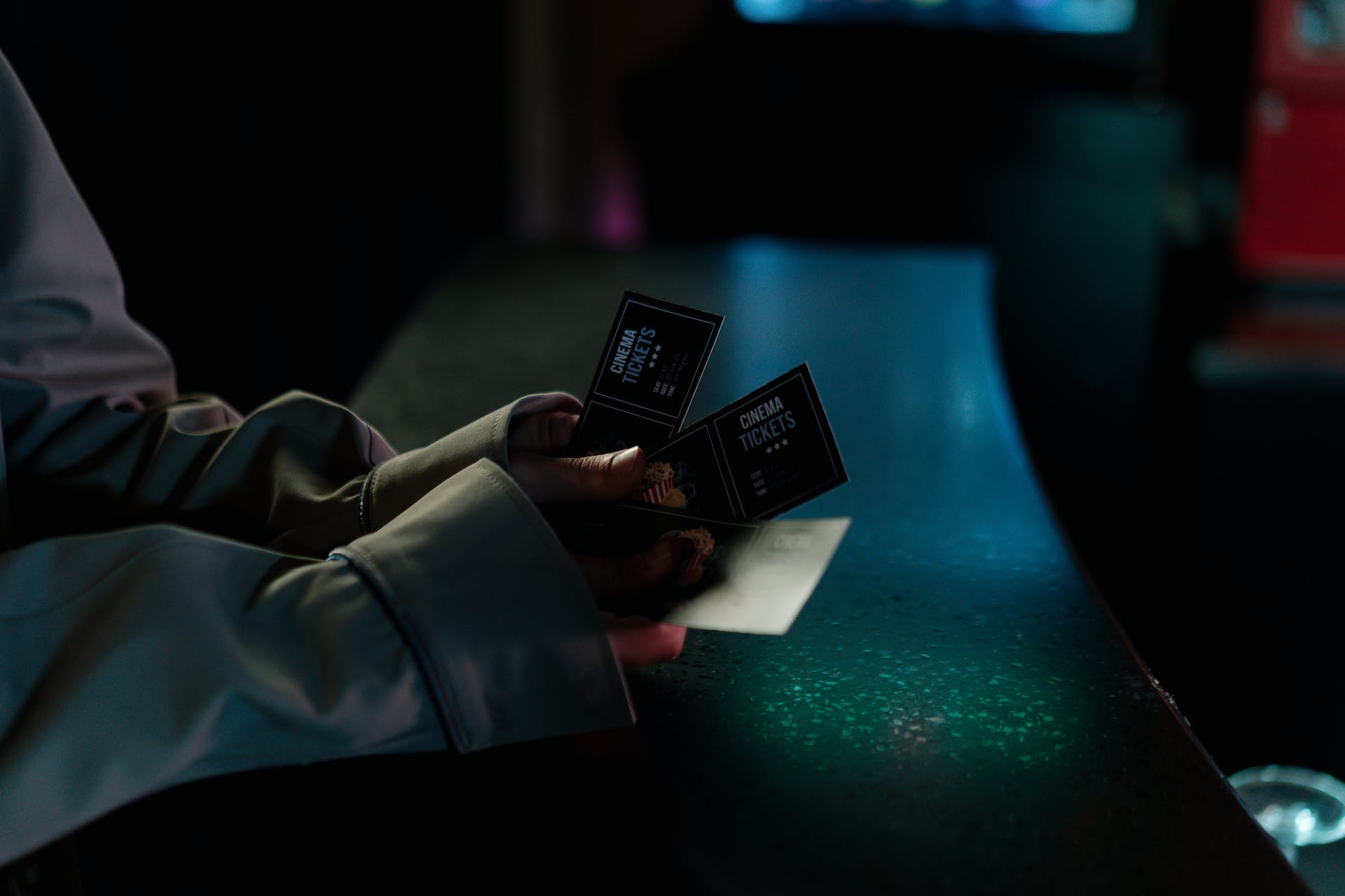 Une personne tenant des tickets de cinéma | Source : Pexels