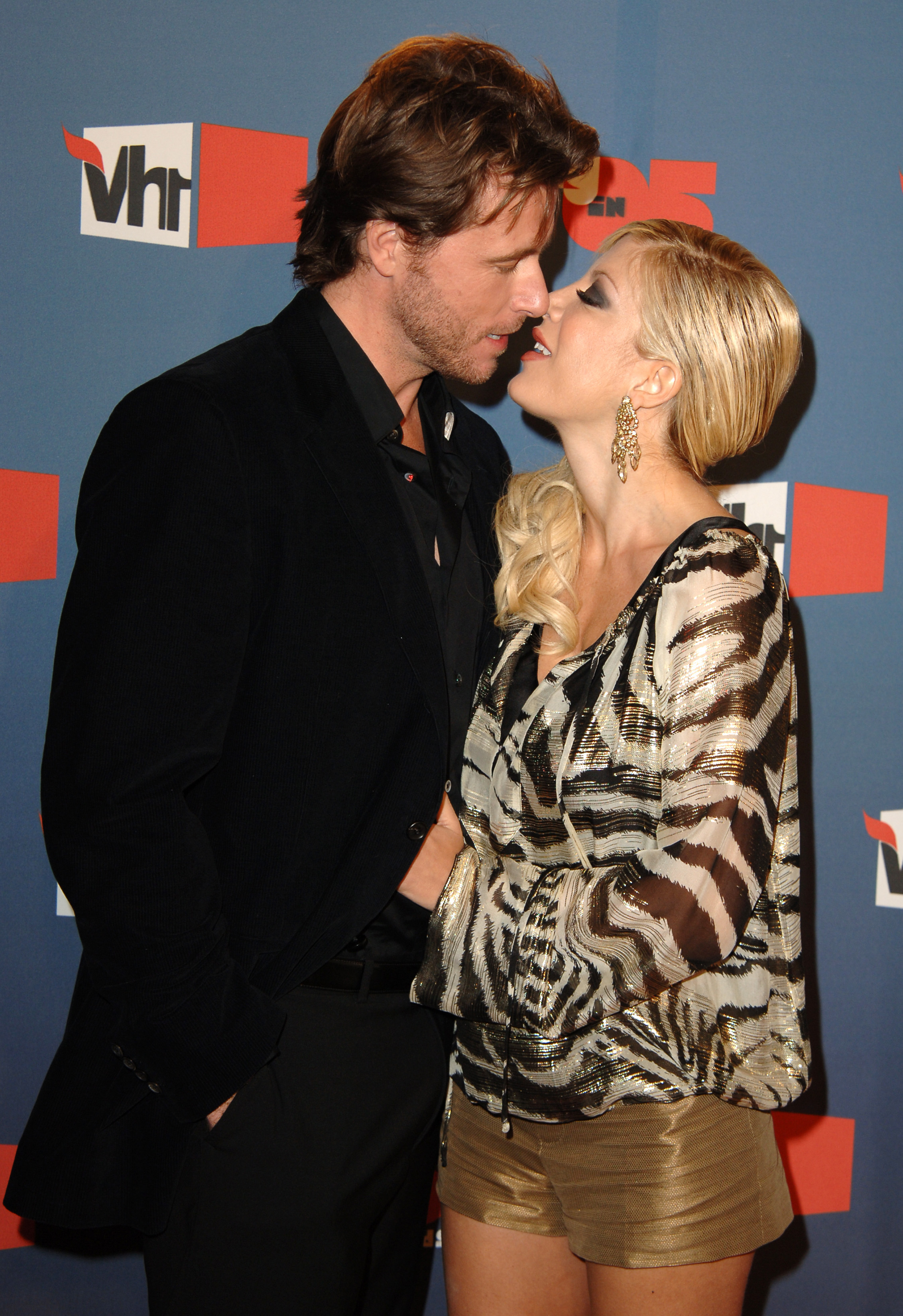 Dean McDermott et Tori Spelling lors de la soirée VH1 Big in '05 - Arrivals à Culver City, Californie, le 3 décembre 2005. | Source : Getty Images