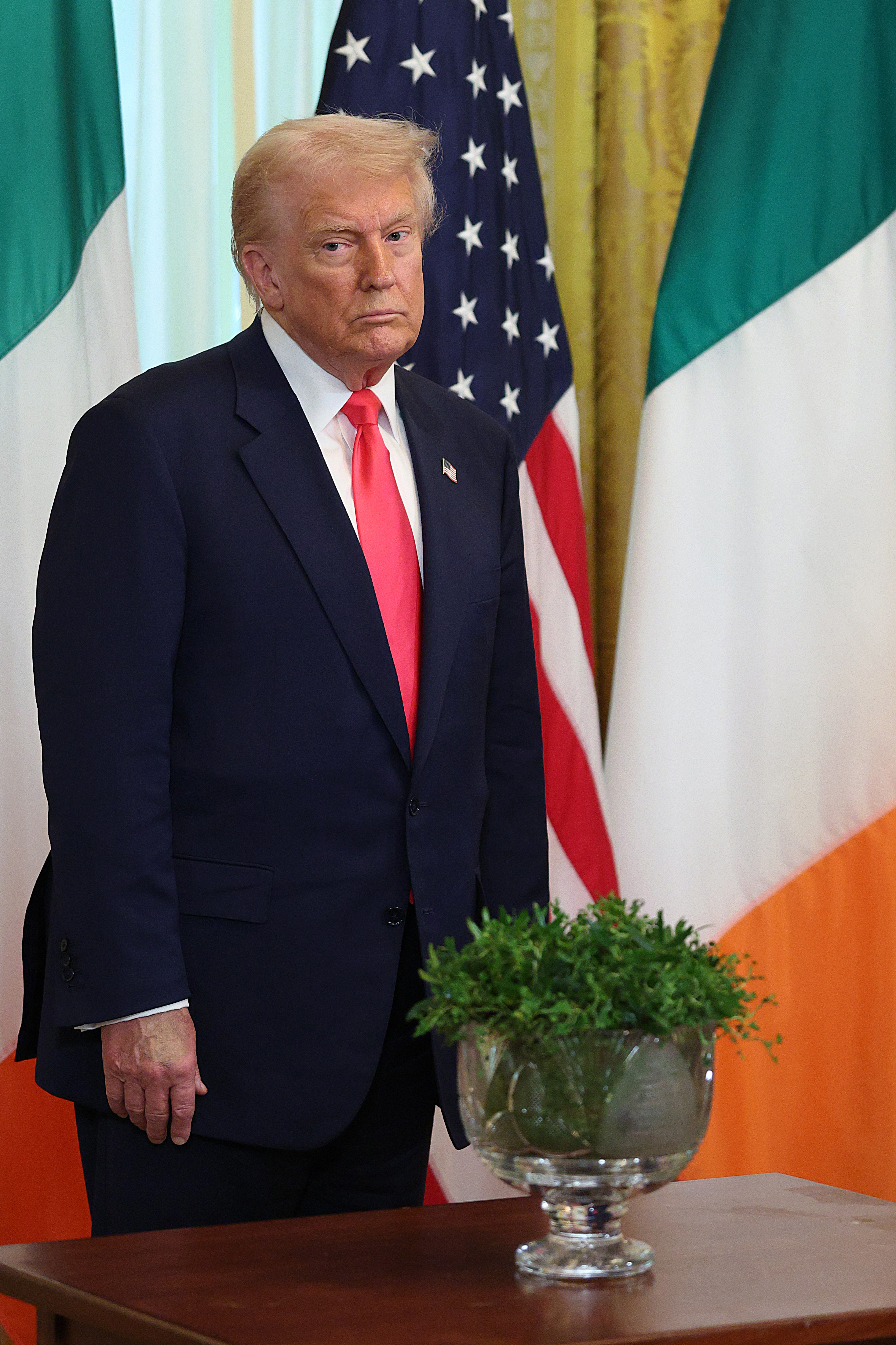 Le président américain Donald Trump rencontre le Taoiseach irlandais Micheál Martin et son épouse Mary O'Shea lors d'un événement organisé à l'occasion de la Saint-Patrick dans la salle Est de la Maison Blanche, le 12 mars 2025, à Washington, D.C. | Source : Getty Images