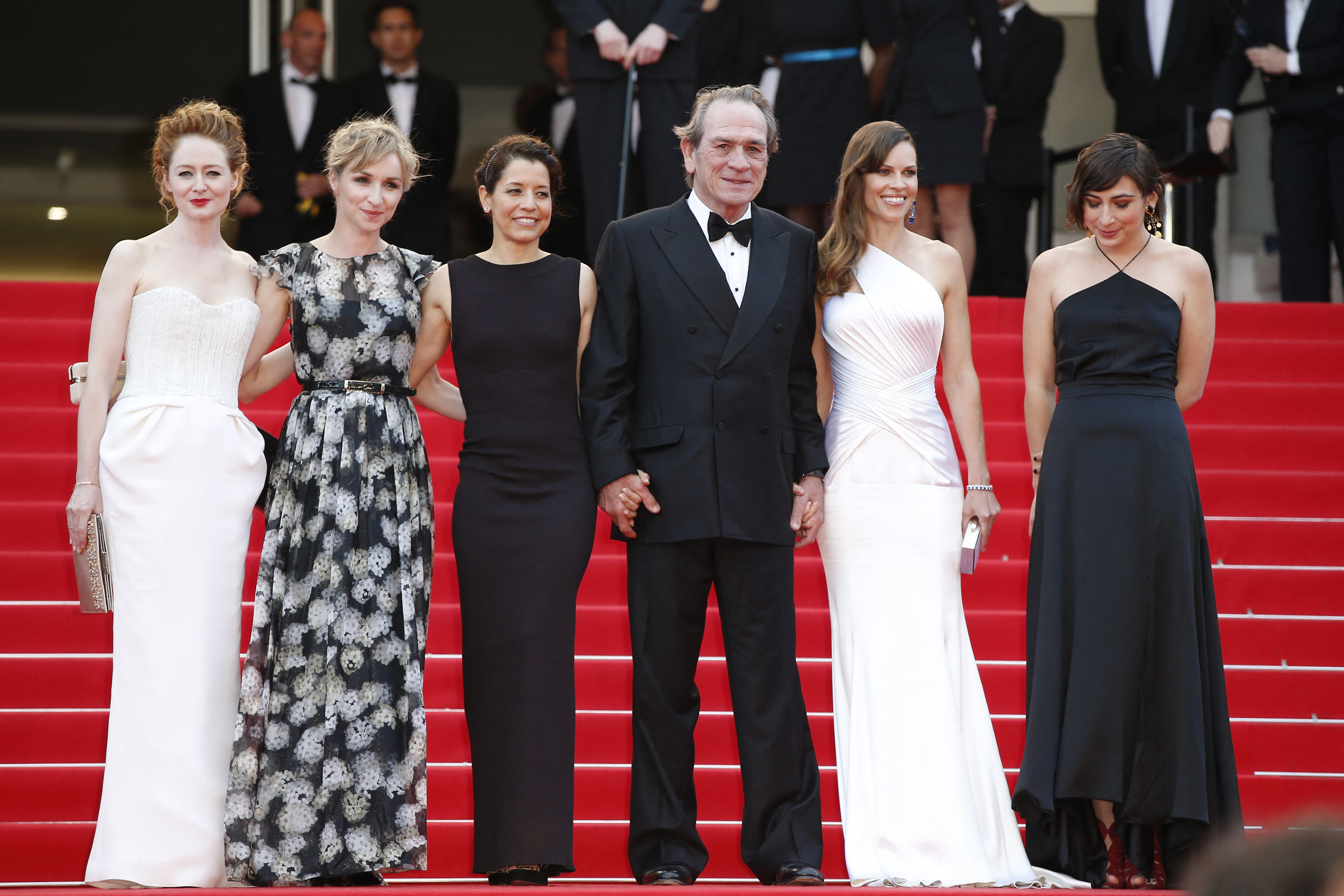 Tommy Lee Jones, Victoria Jones, Hilary Swank, Miranda Otto, Sonja Richter et Dawn Laurel-Jones assistent à la projection du film The Homesman au Festival de Cannes, le 18 mai 2014. | Source : Getty Images