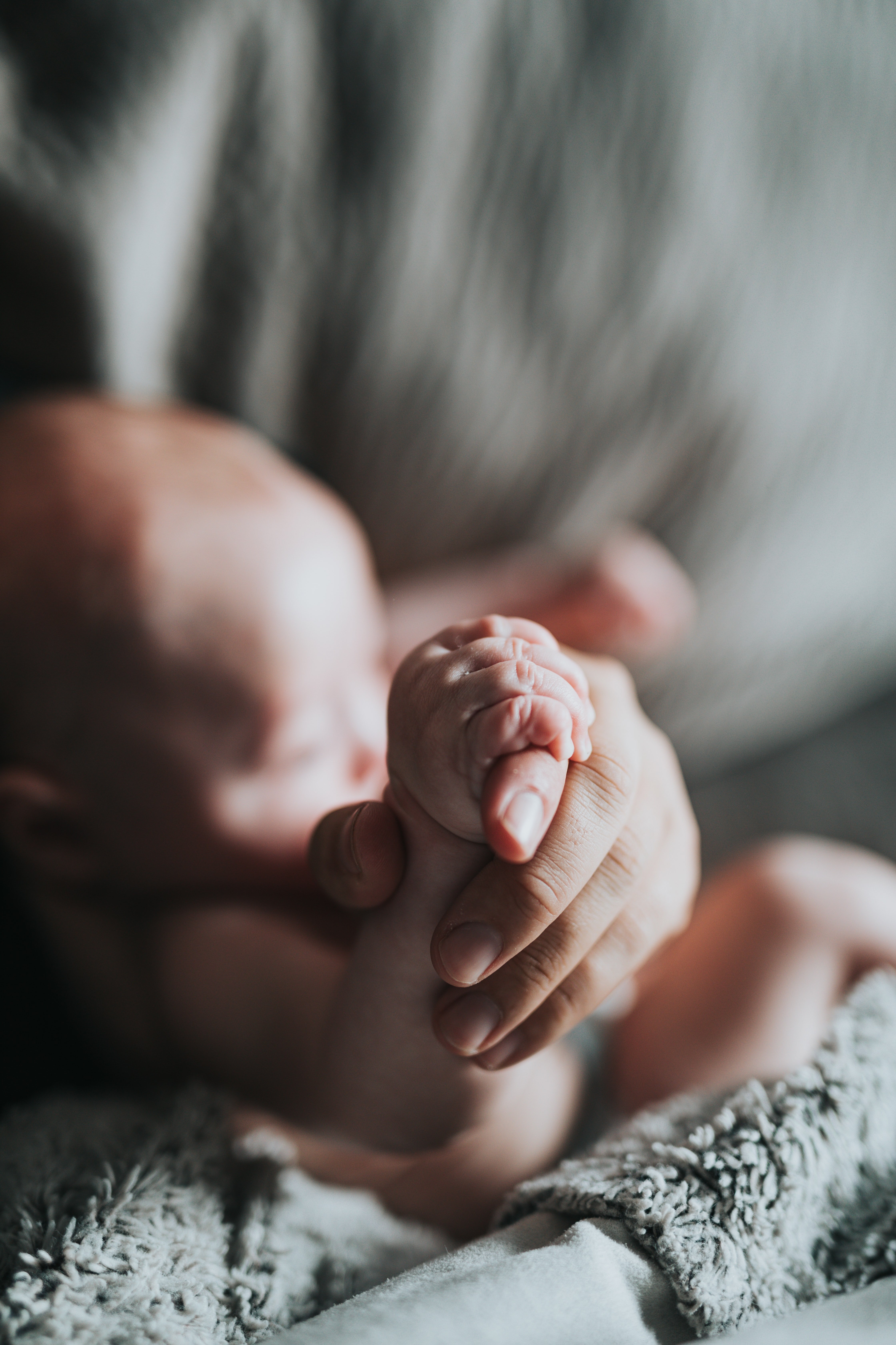 Millie a tenu son nouveau-né dans ses bras et a remarqué une tache de naissance sur son petit bras. | Source : Unsplash