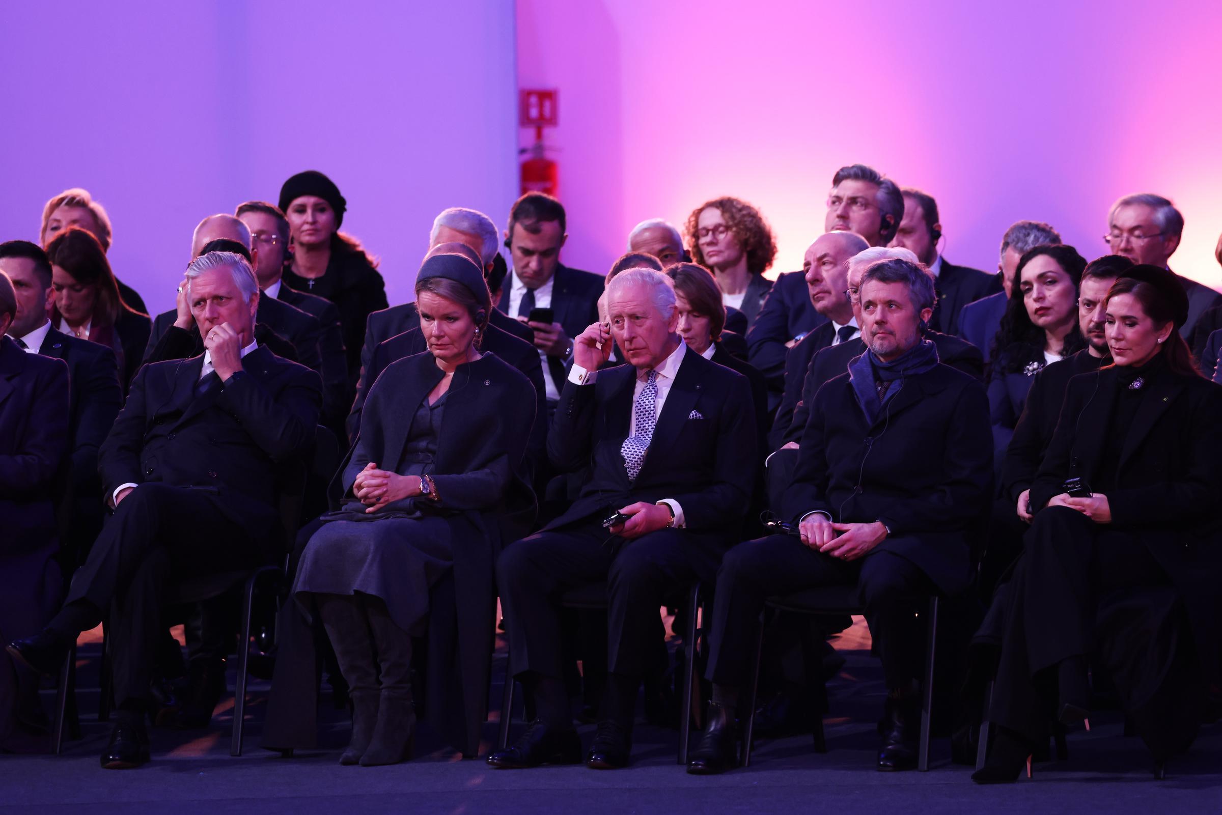 Le roi Philippe de Belgique, la reine Mathilde de Belgique, le roi Charles III, le roi Frederik X de Danemark et la reine Marie de Danemark à Oswiecim, en Pologne, le 27 janvier 2025 | Source : Getty Images