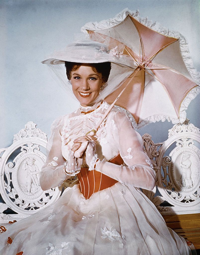 'actrice Julie Andrews apparaît dans le rôle-titre de la comédie musicale fantastique, Mary Poppins. | Photo : Getty Images