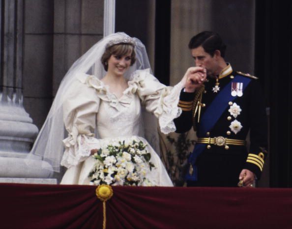 La princesse Diana et le prince Charles sur le balcon du palais de Buckingham le jour de leur mariage, le 29 juillet 1981 | Source : Getty Images