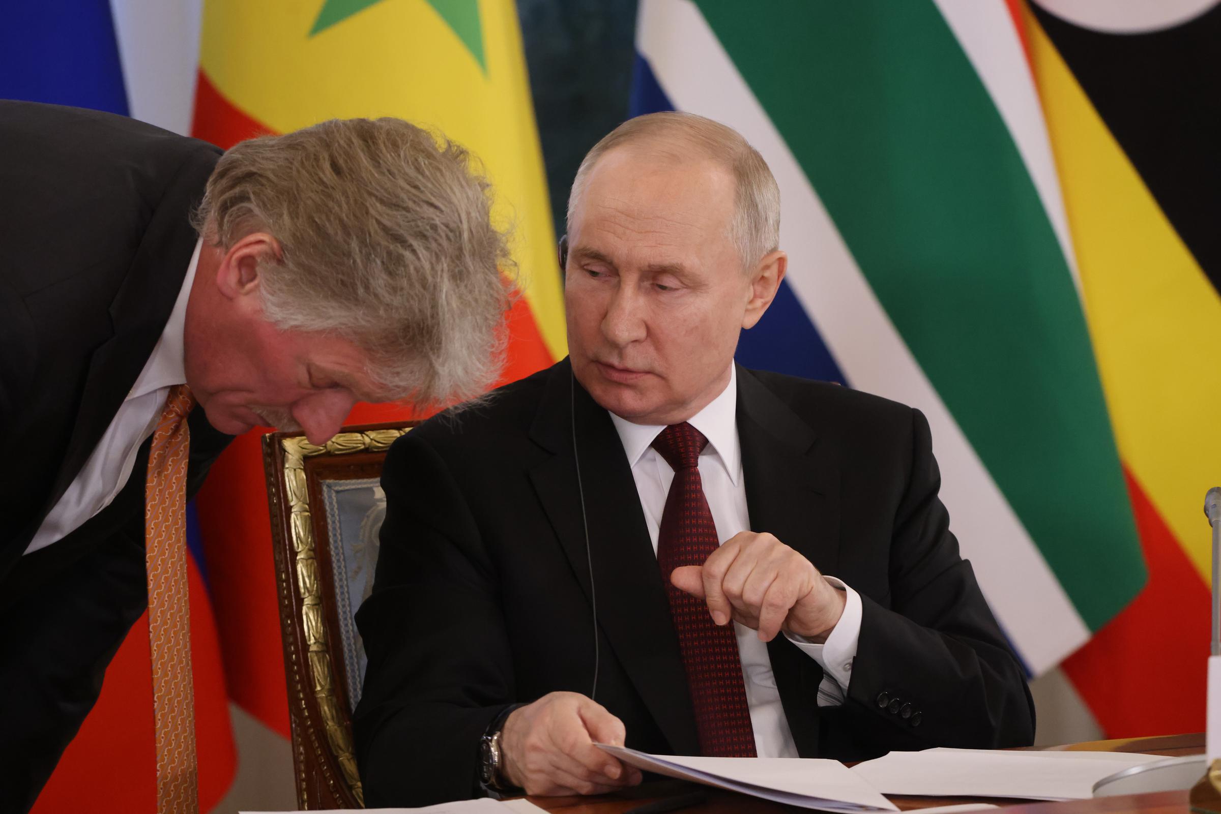 Vladimir Poutine s'entretient avec son attaché de presse Dmitry Peskov lors de sa rencontre avec les dirigeants africains au palais Konstantin de Strelna à Saint-Pétersbourg, en Russie, le 17 juin 2023 | Source : Getty Images