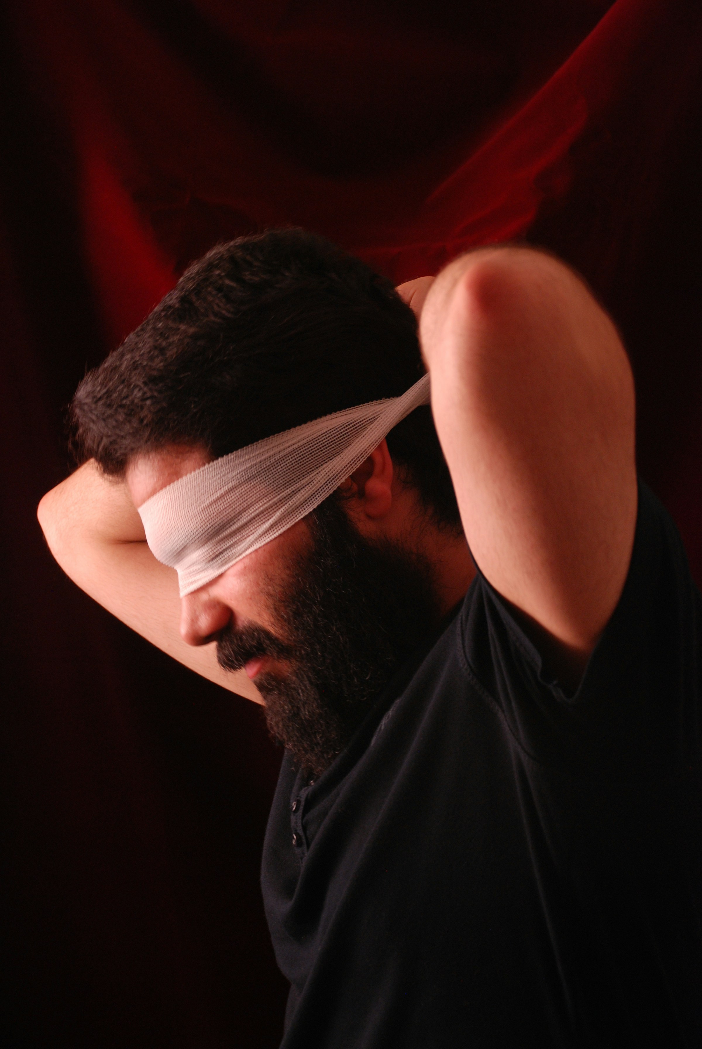 Un homme avec un bandeau sur les yeux | Source : Unsplash