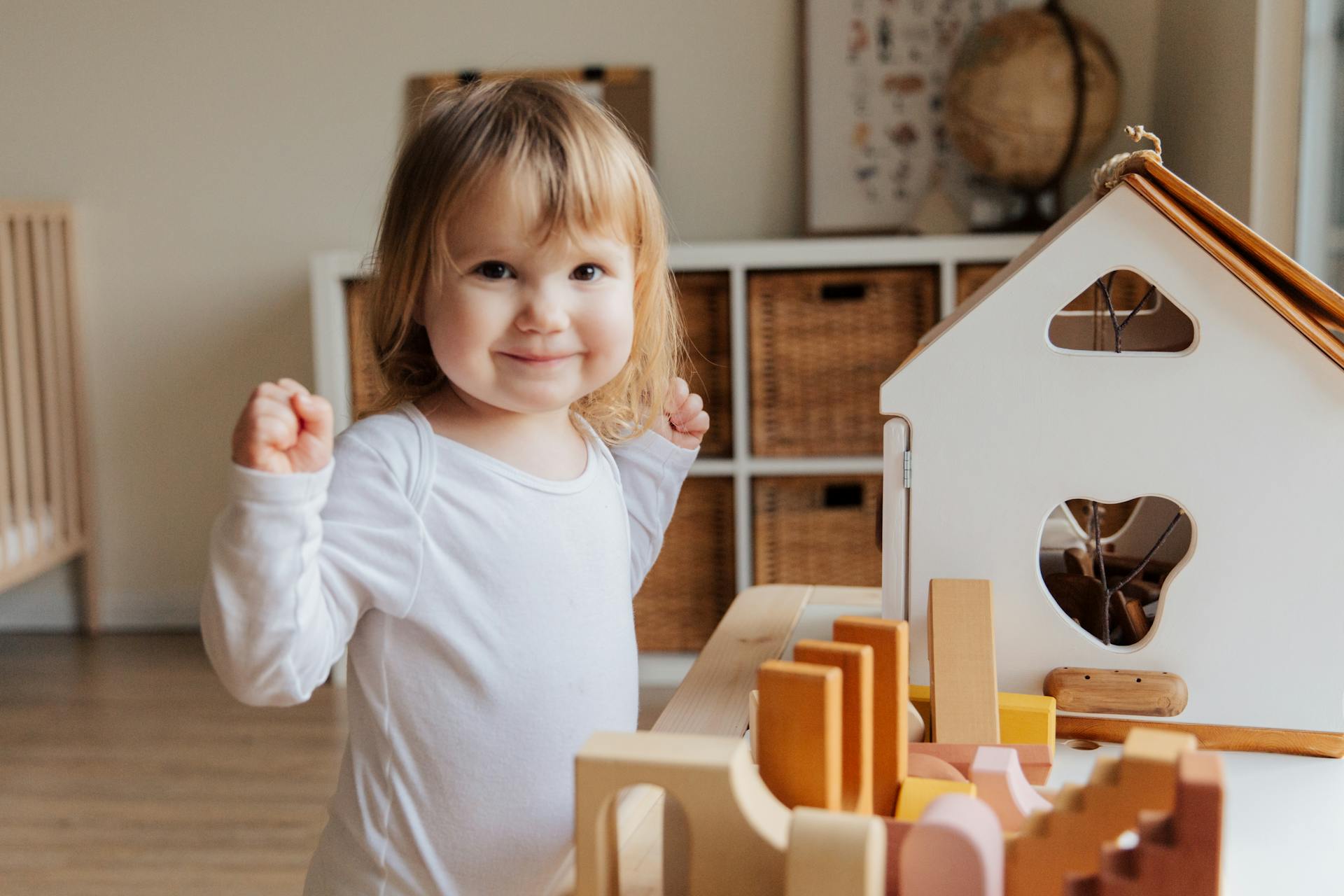 Une petite fille jouant avec ses jouets | Source : Pexels