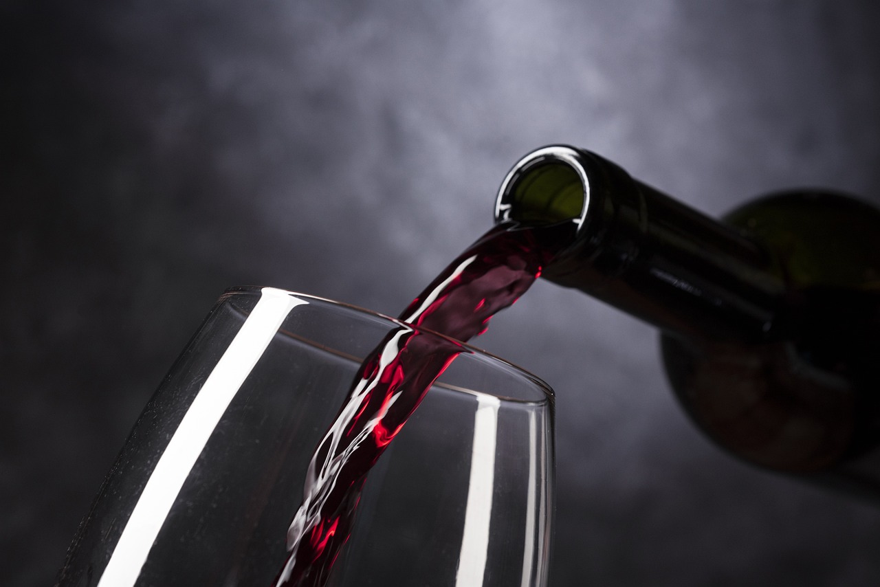 Du vin rouge en train d'être versé | Source : Pixabay