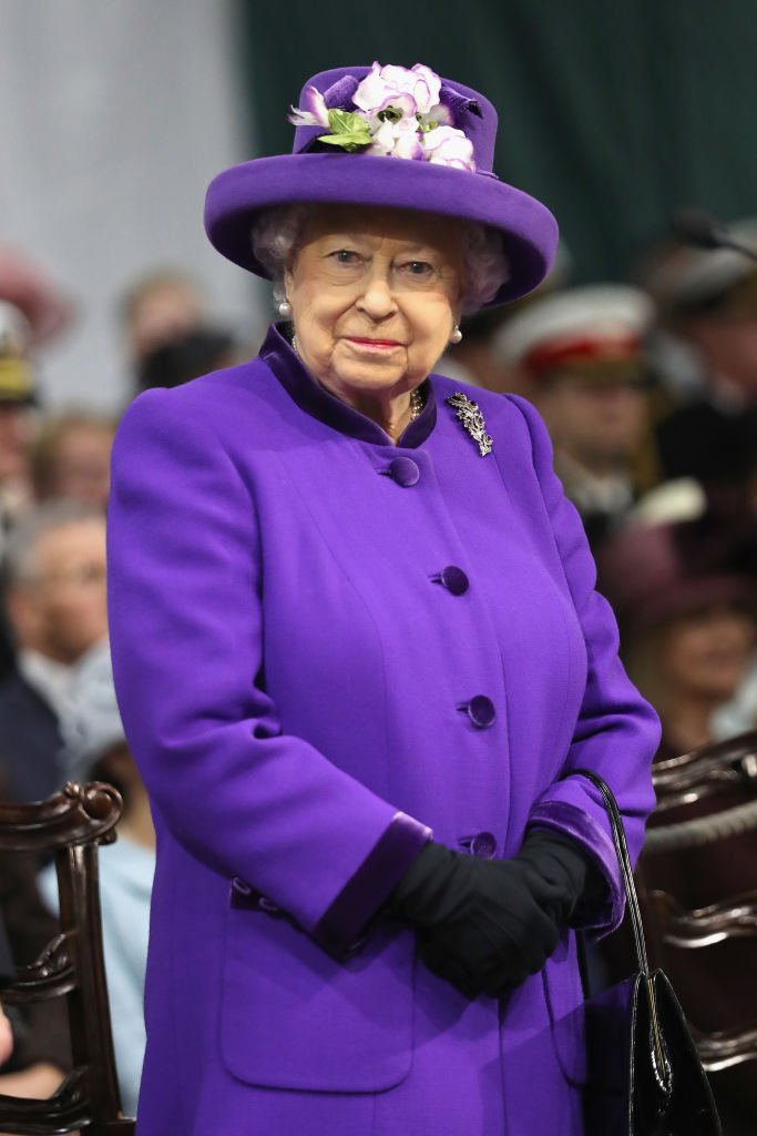 La reine Elizabeth II assiste à la cérémonie de mise en service de S.M.S.  en Angleterre. | Photo : Getty Images