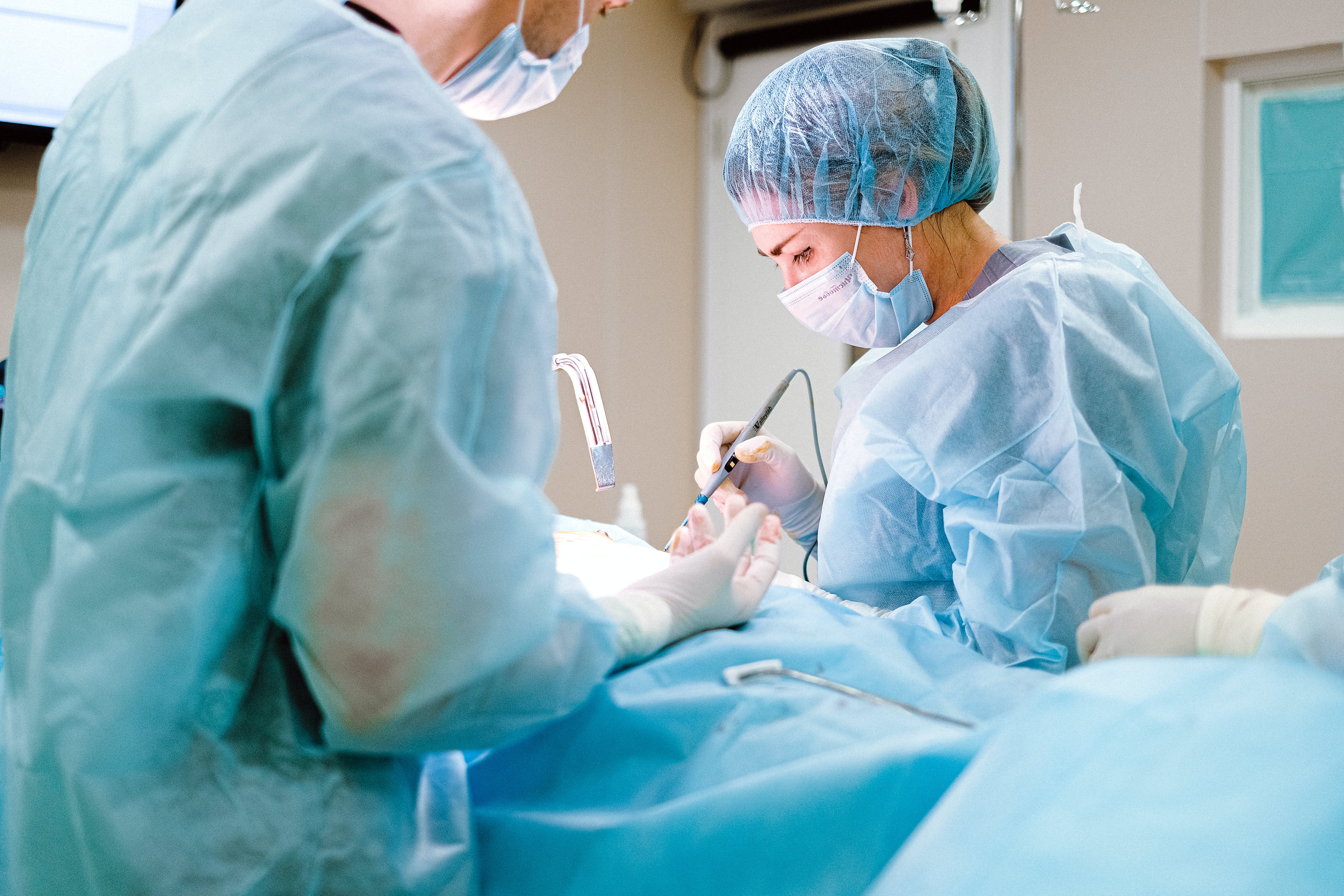Des médecins effectuant une opération chirurgicale | Source : Pexels