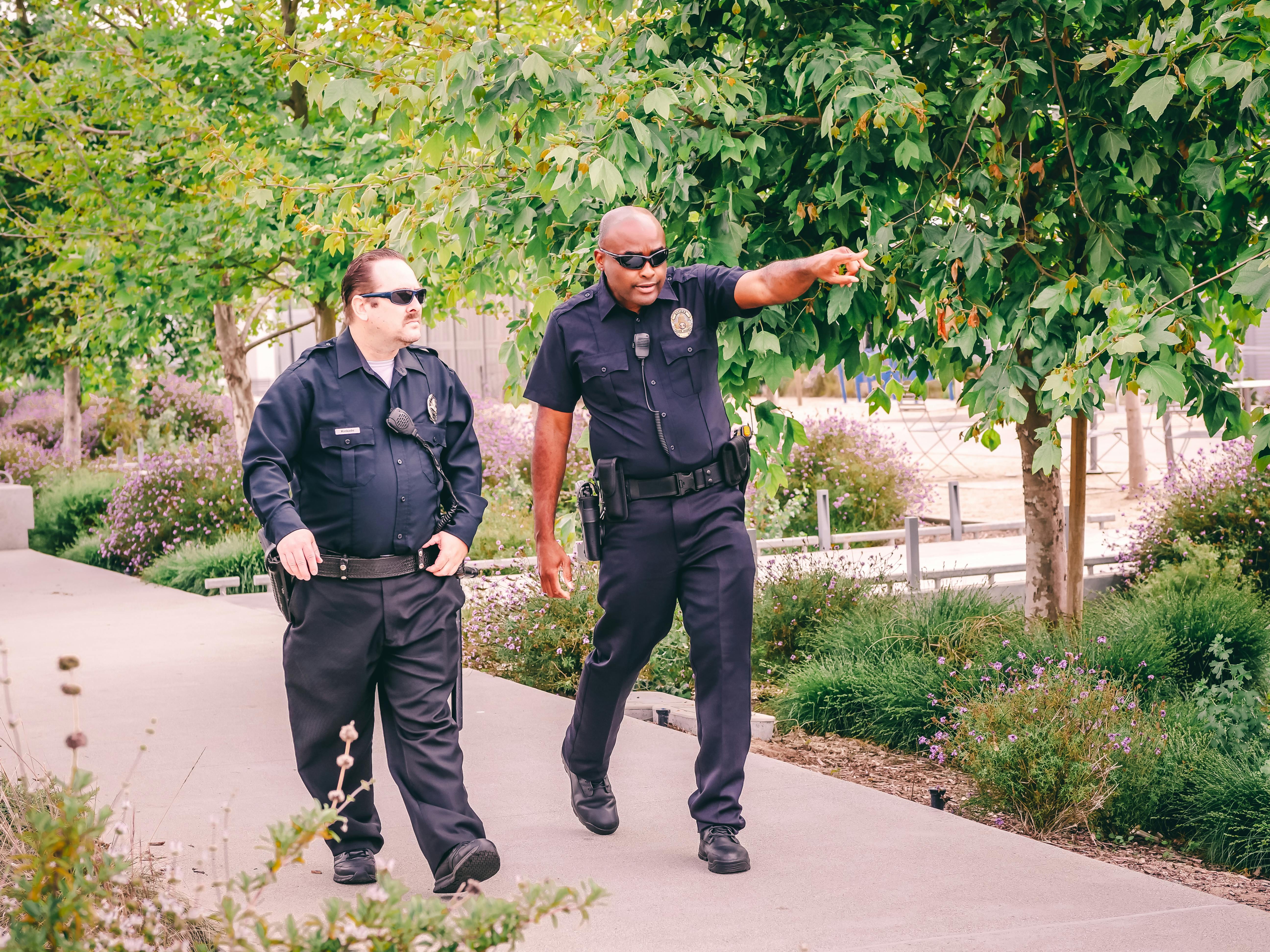 Deux policiers marchant dans la rue | Source : Pexels