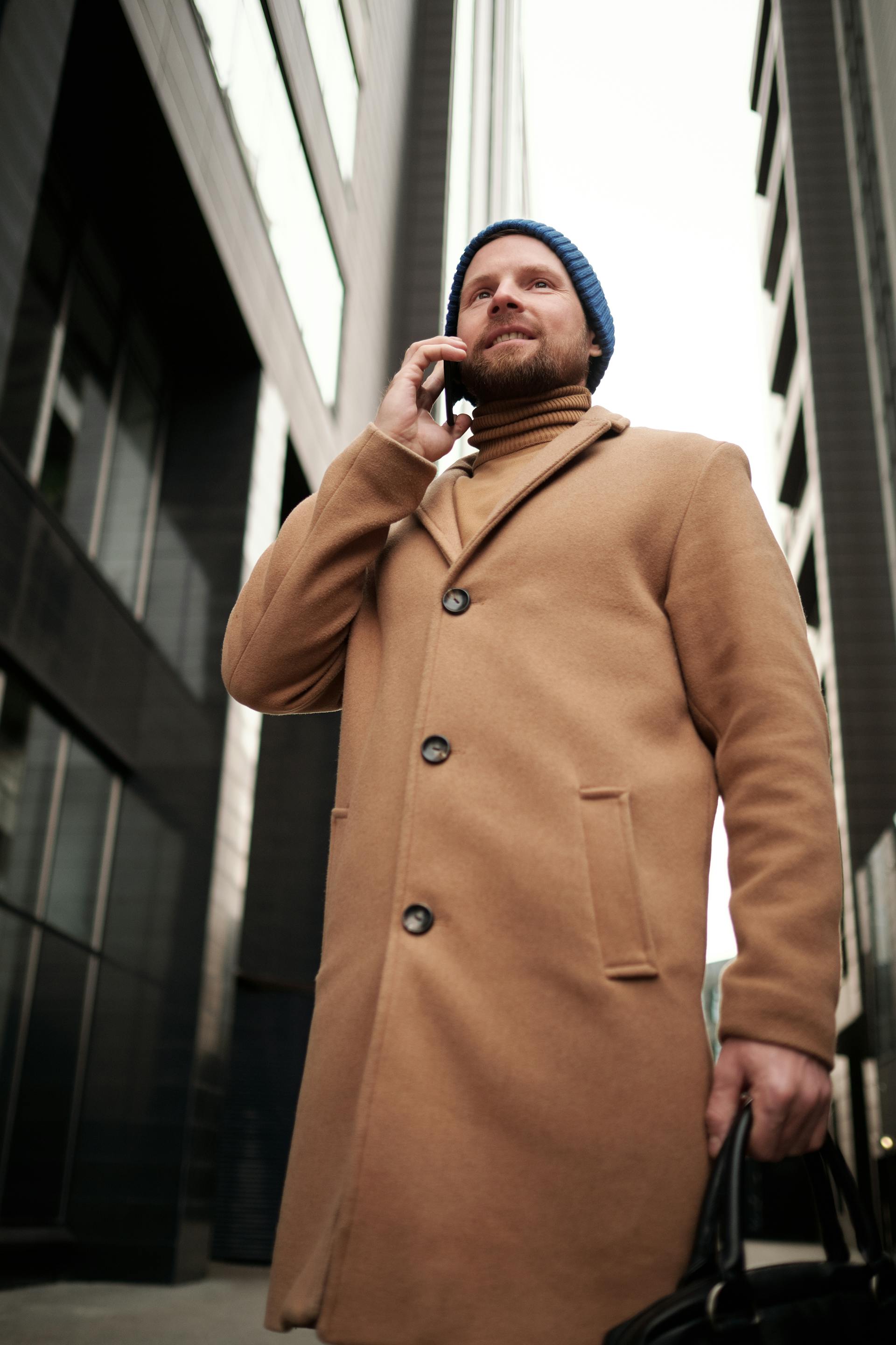 Un homme qui parle au téléphone | Source : Pexels