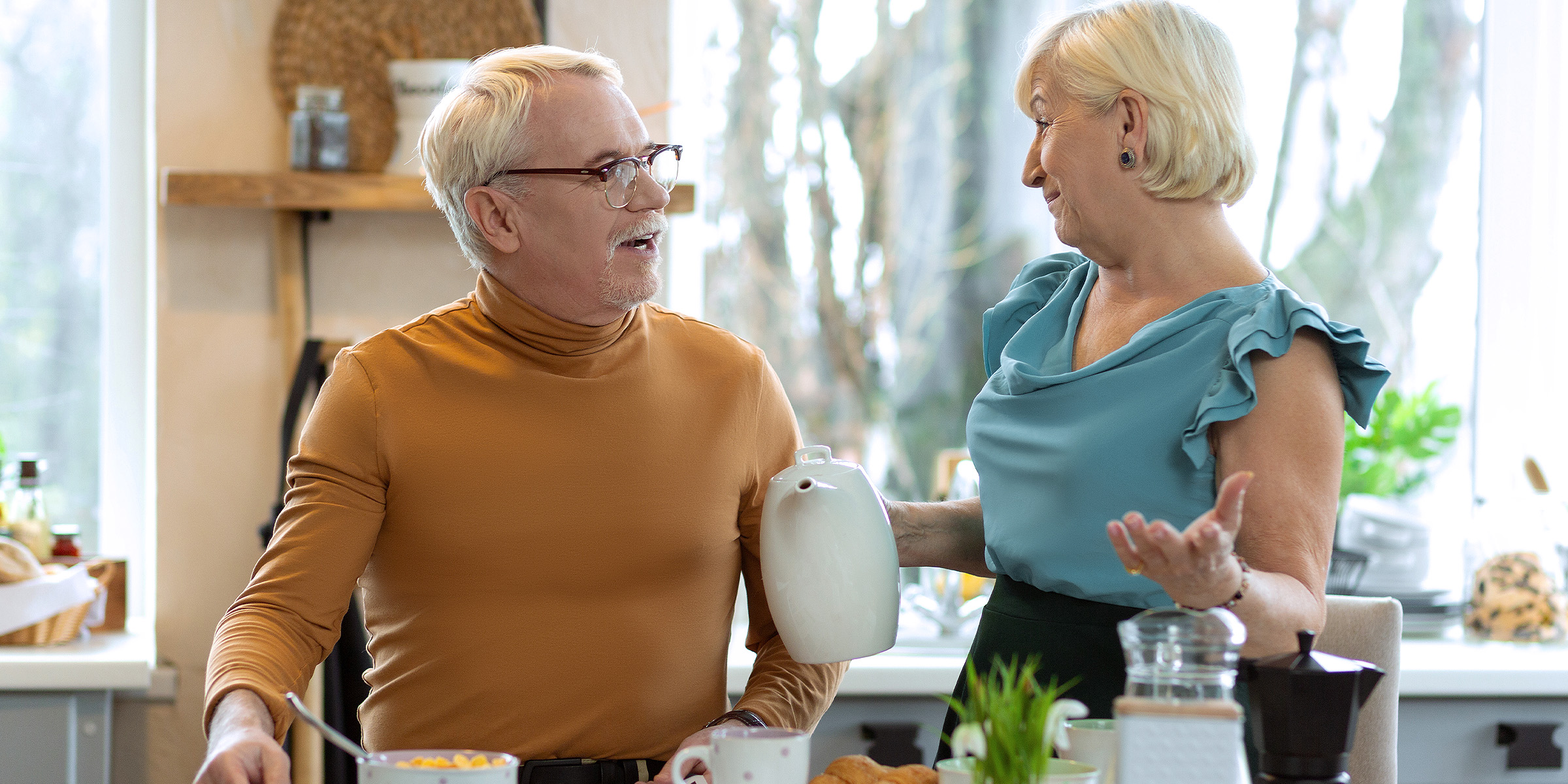 Un couple de personnes âgées | Source : Shutterstock