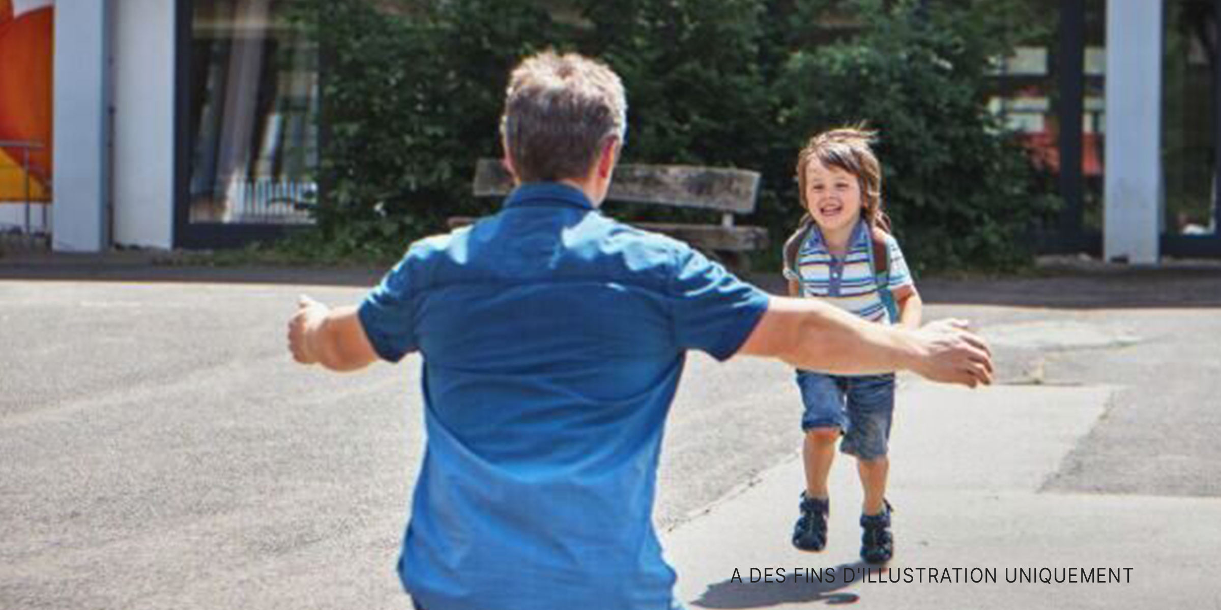 Un garçon courant dans les bras de son père. | Source : Shutterstock
