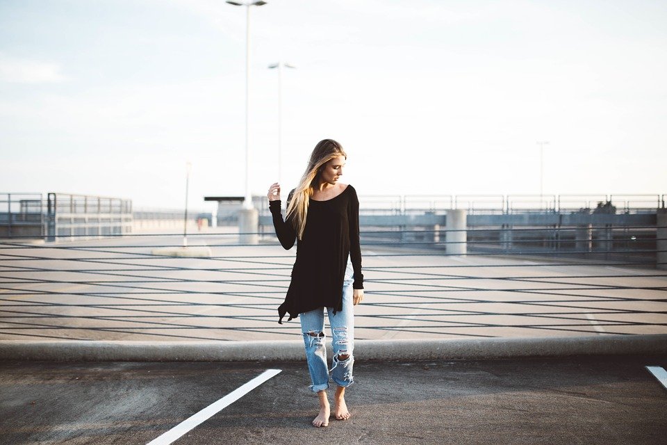 Une femme portant un jeans. | Photo : Pixabay