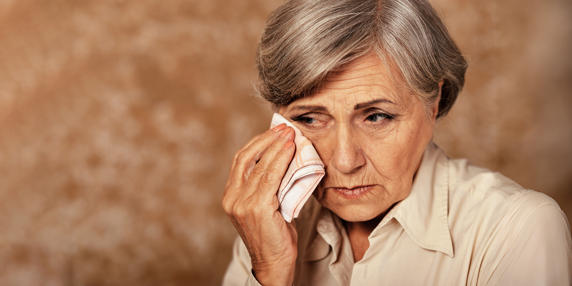 Une femme bouleversée qui pleure | Source : Shutterstock