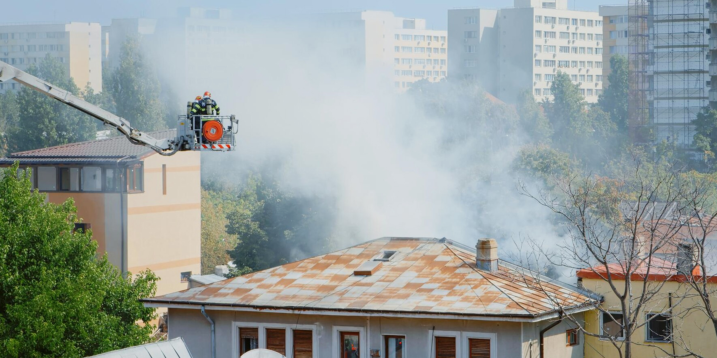 Un bâtiment en feu | Source : Freepik