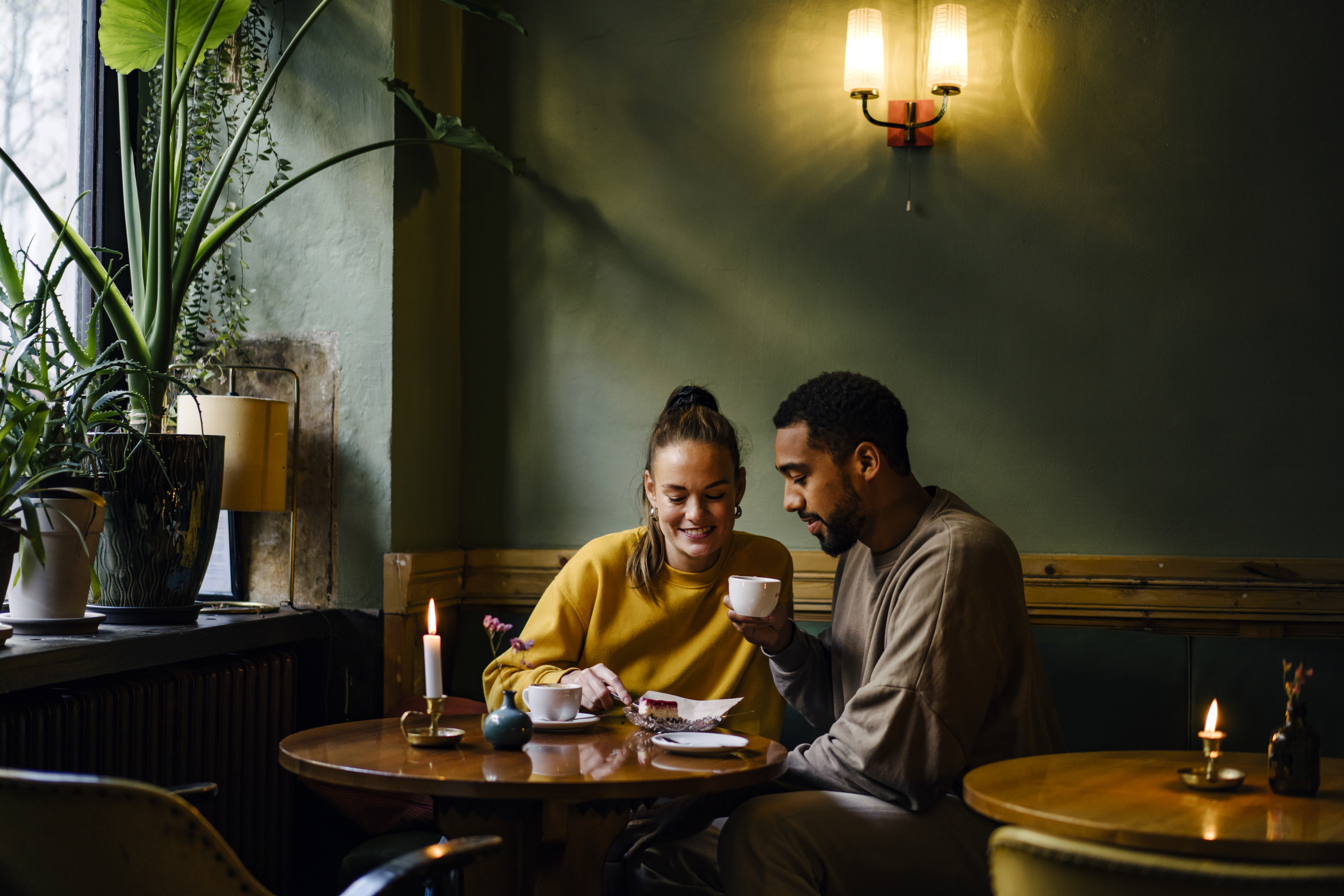 Un couple partageant un dessert dans un café | Source : Shutterstock