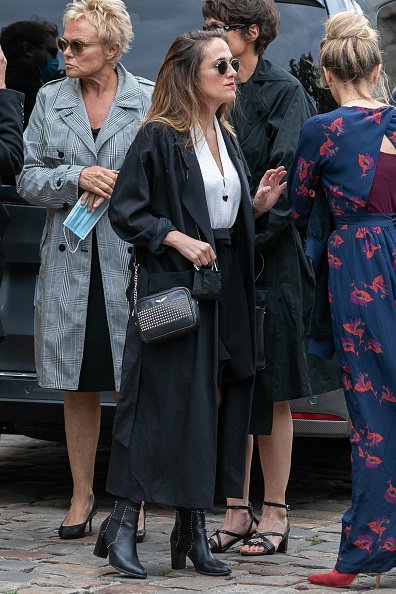 Muriel Robin, Anne Le Nen et Victoria Bedos assistent aux funérailles de Guy Bedos. | Photo : Getty Images