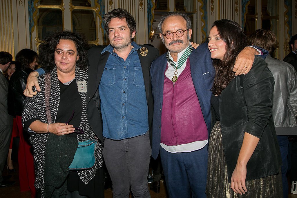 Emilie Chedid, Matthieu Chedid, Louis Chedid et Anna Chedid posent après la cérémonie de Louis Chedid le 25 Octobre 2016 à Paris, France. | Photo : Getty Images
