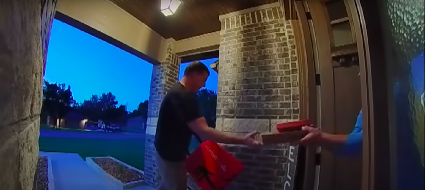 Capture d'écran du livreur DoorDash remettant sa pizza à Lacey Purciful, postée le 5 juillet 2023 | Source : YouTube.com/Inside Edition