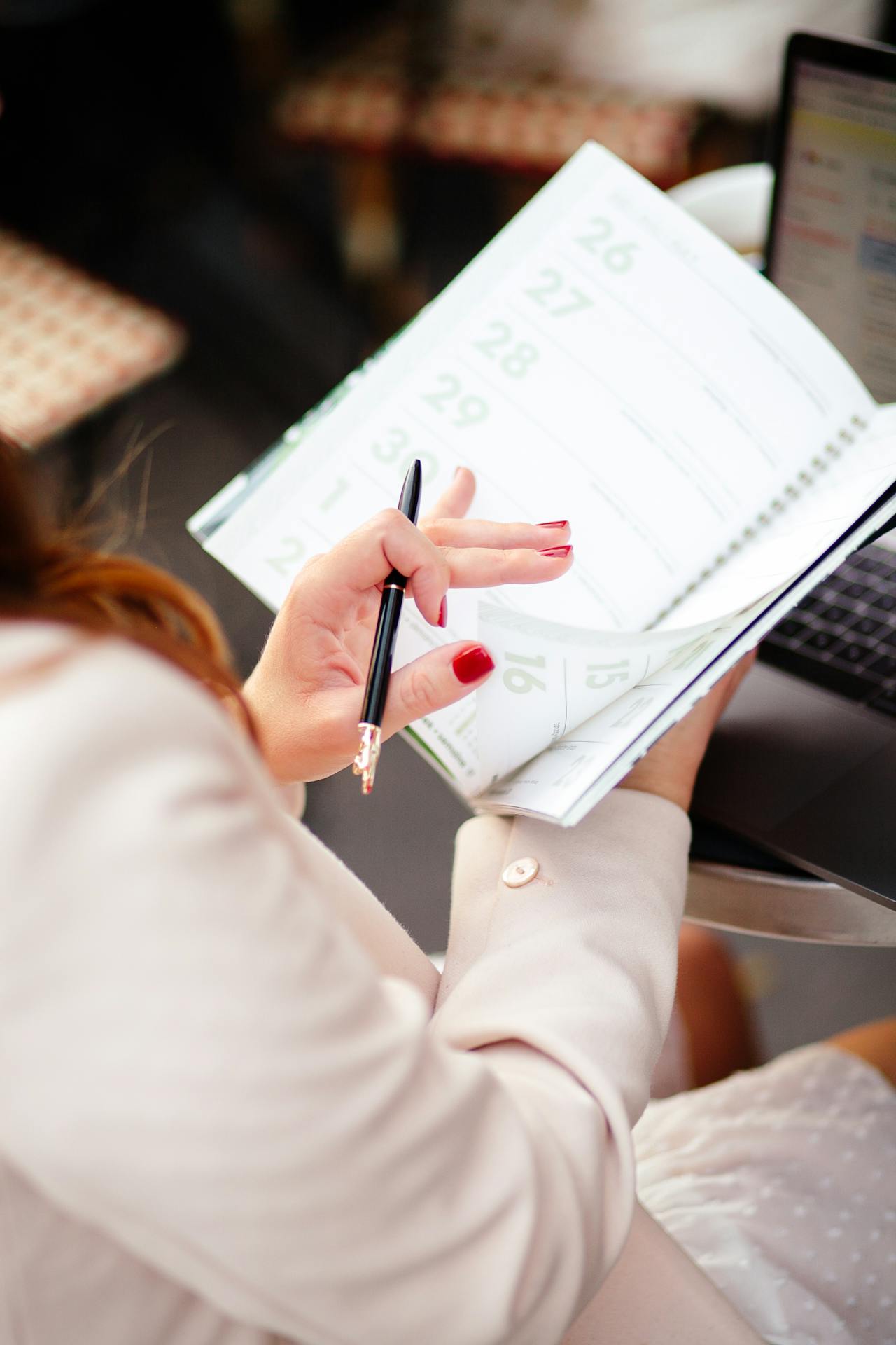 Une femme tenant un calendrier | Source : Pexels