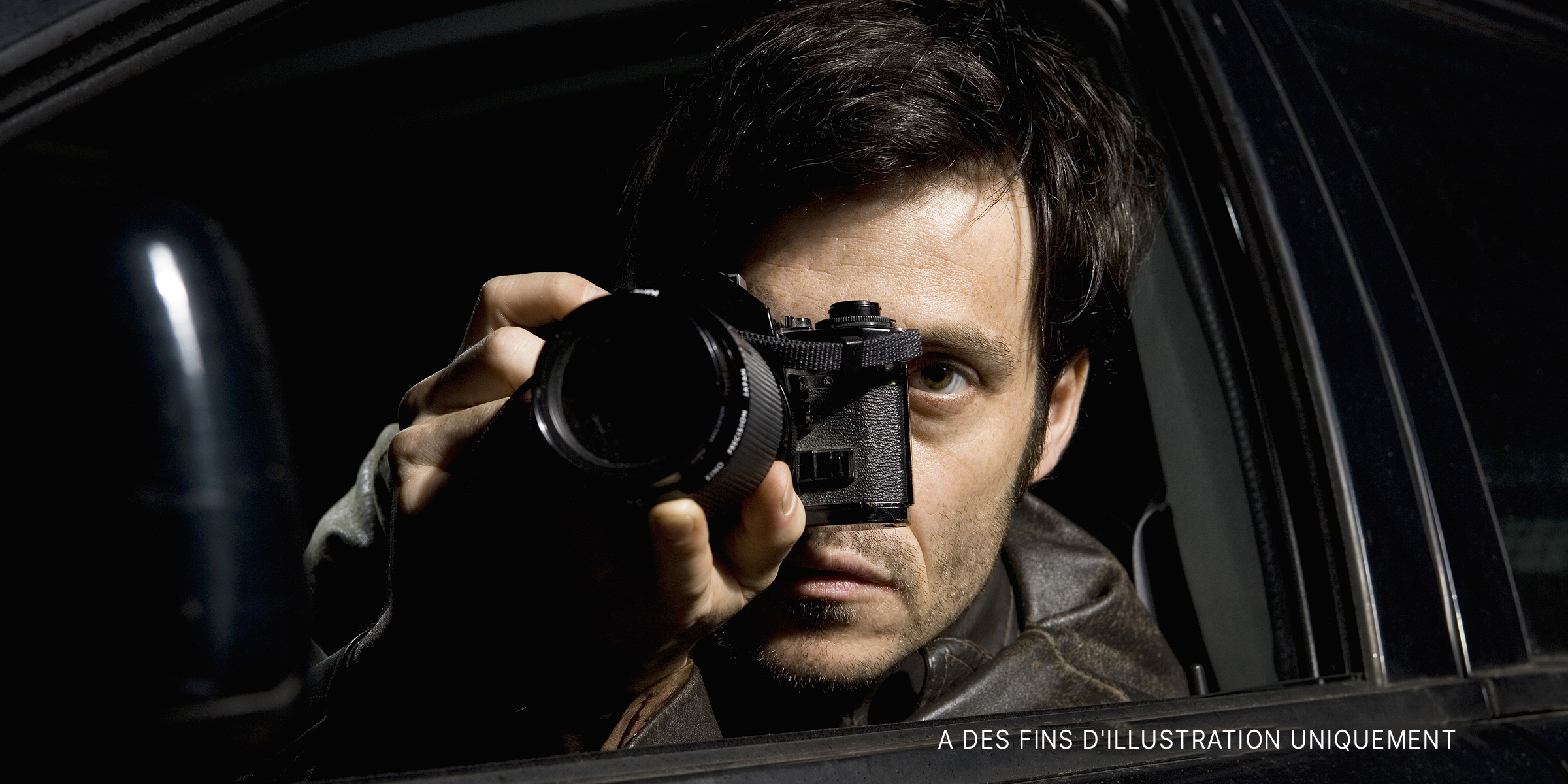 Homme tenant un appareil photo | Source : Getty Images