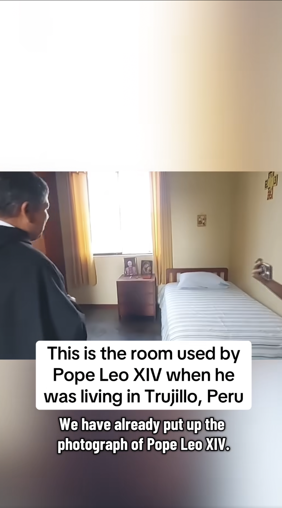 Une capture d'écran de la chambre du pape Léon XIV lorsqu'il vivait à Trujillo, au Pérou, tirée d'une vidéo datée du 9 mai 2025. | Source : Facebook/CBS News