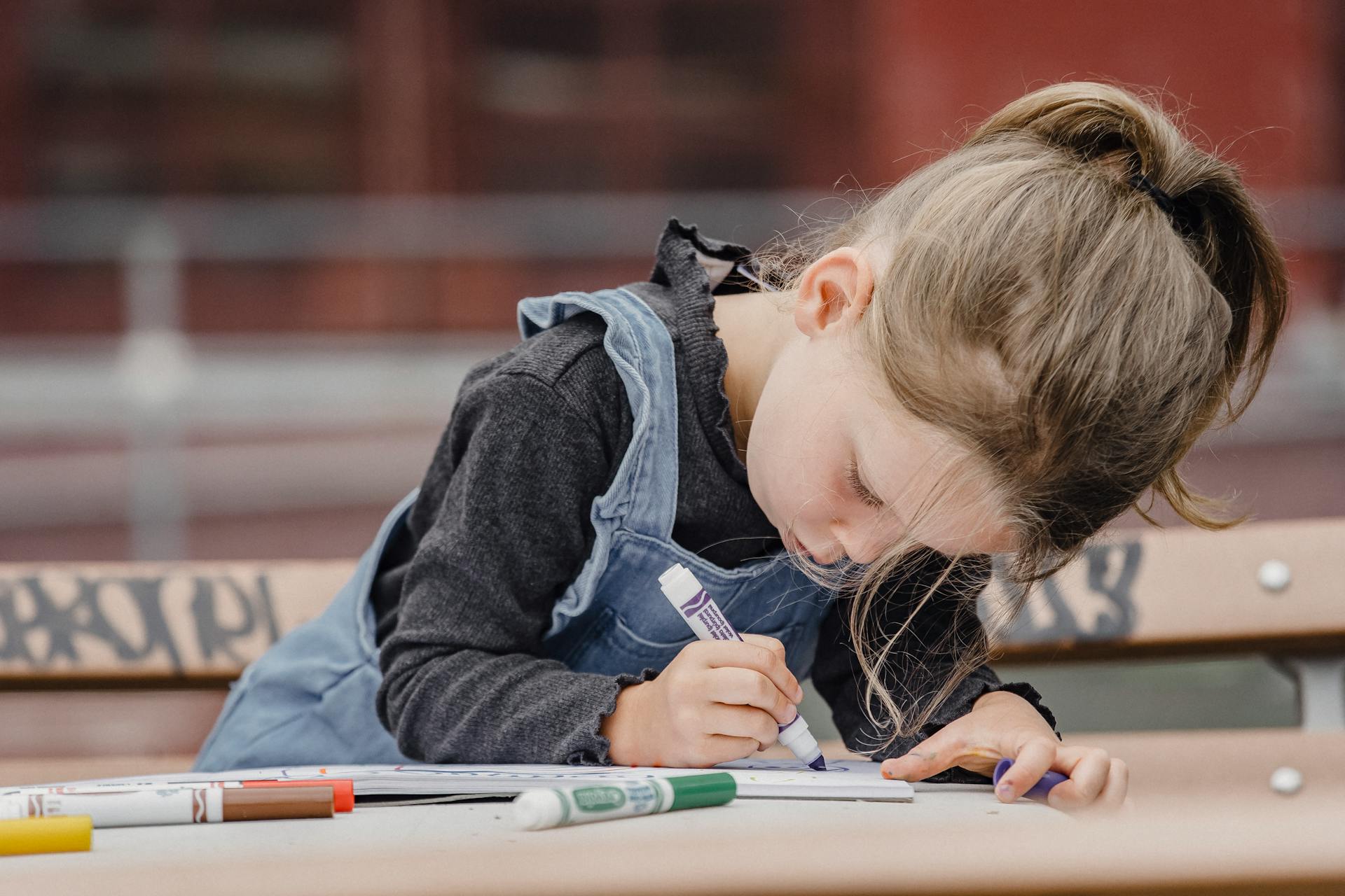 Une petite fille qui dessine | Source : Pexels