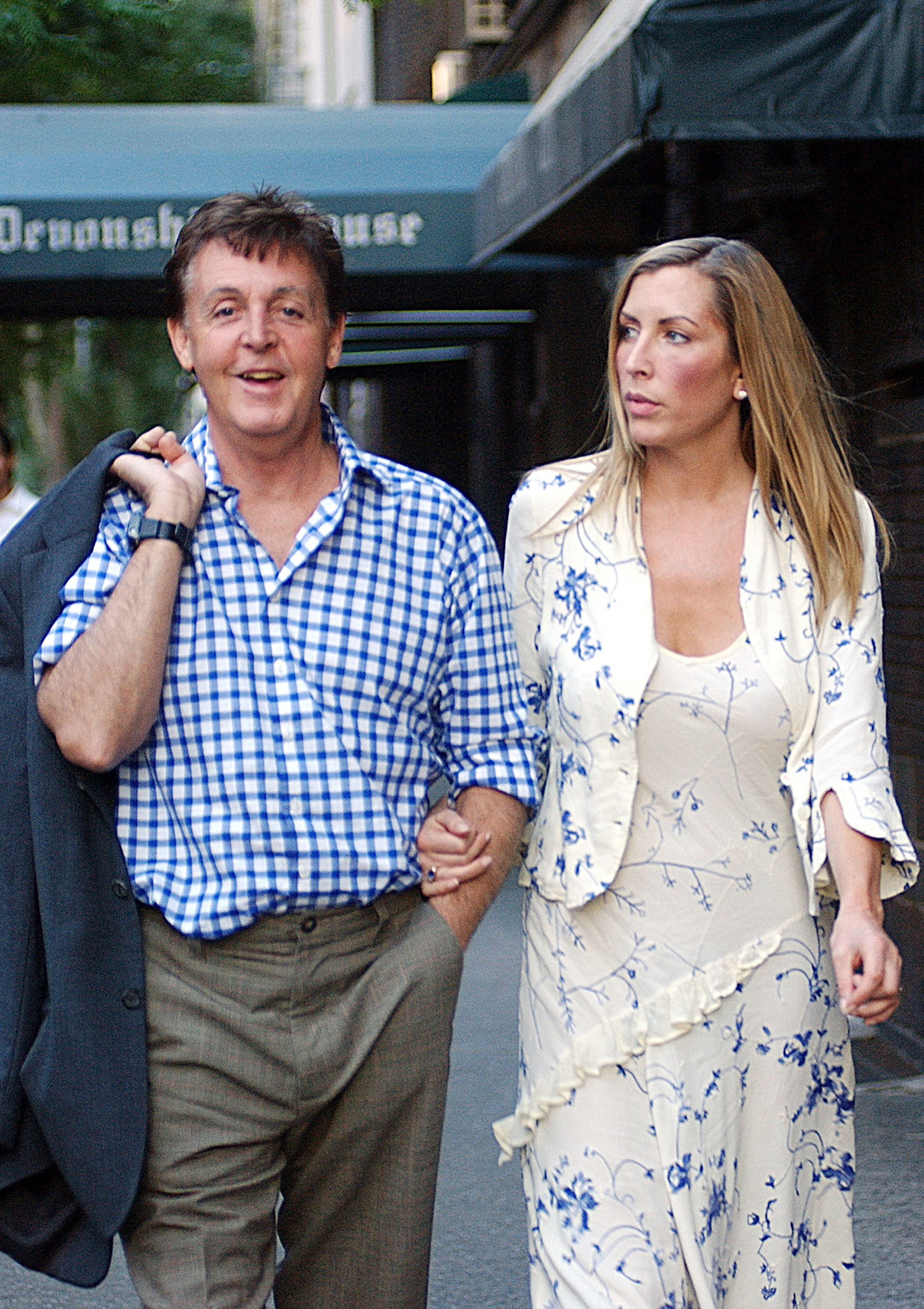 Paul McCartney et Heather Mills le 10 juillet 2002 à East Village à New York | Source : Getty Images