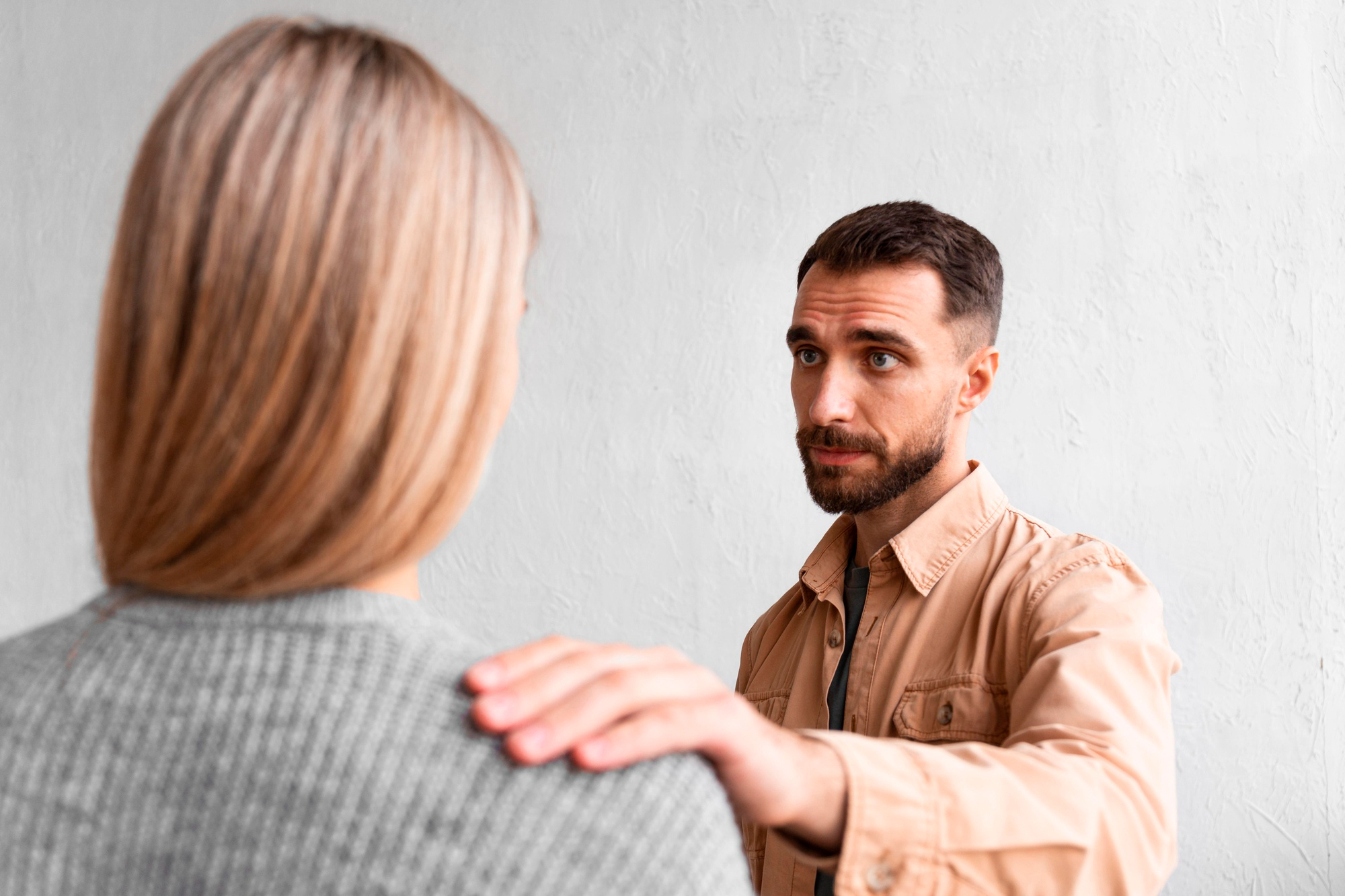 Un homme s'excusant auprès d'une femme | Source : Freepik